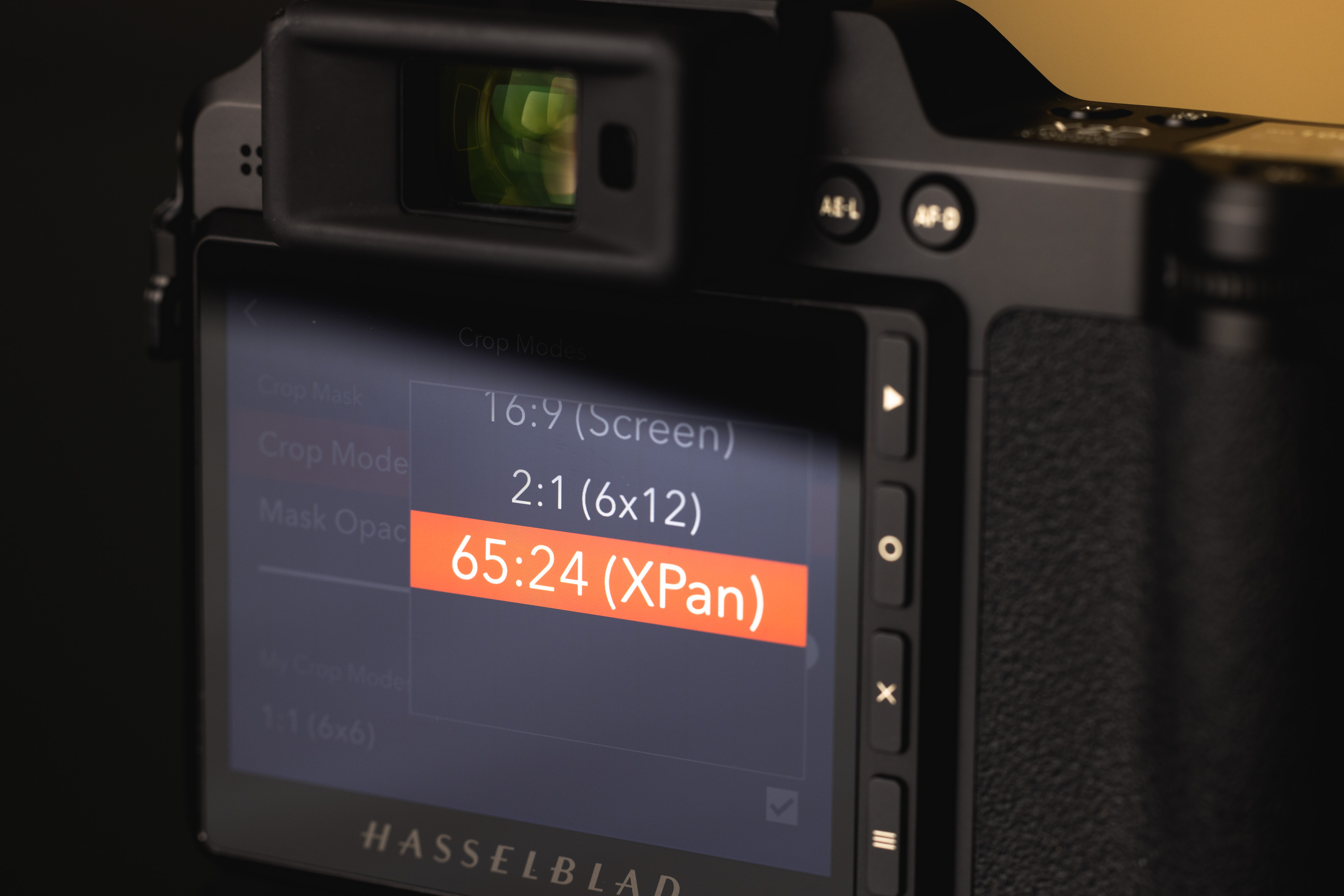 Gros plan de l'écran tactile arrière du Hasselblad X2D 100C, montrant les différents modes de recadrage.