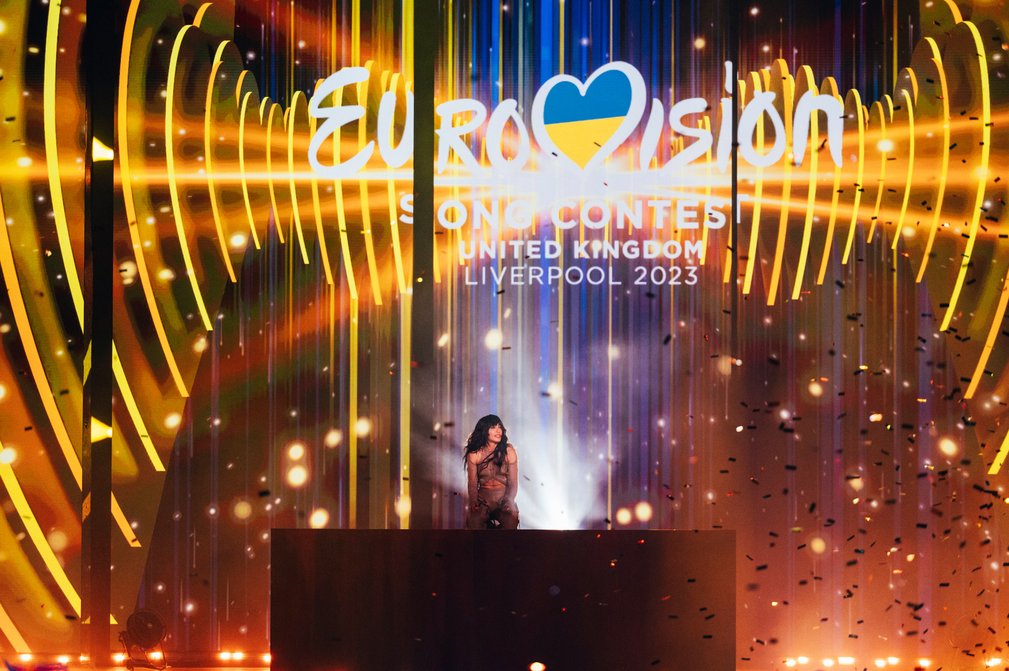Loreen auf der Bühne beim ESC 2023, umgeben von Konfetti, aufgenommen von Louise Bennett mit der Nikon Z6 II.