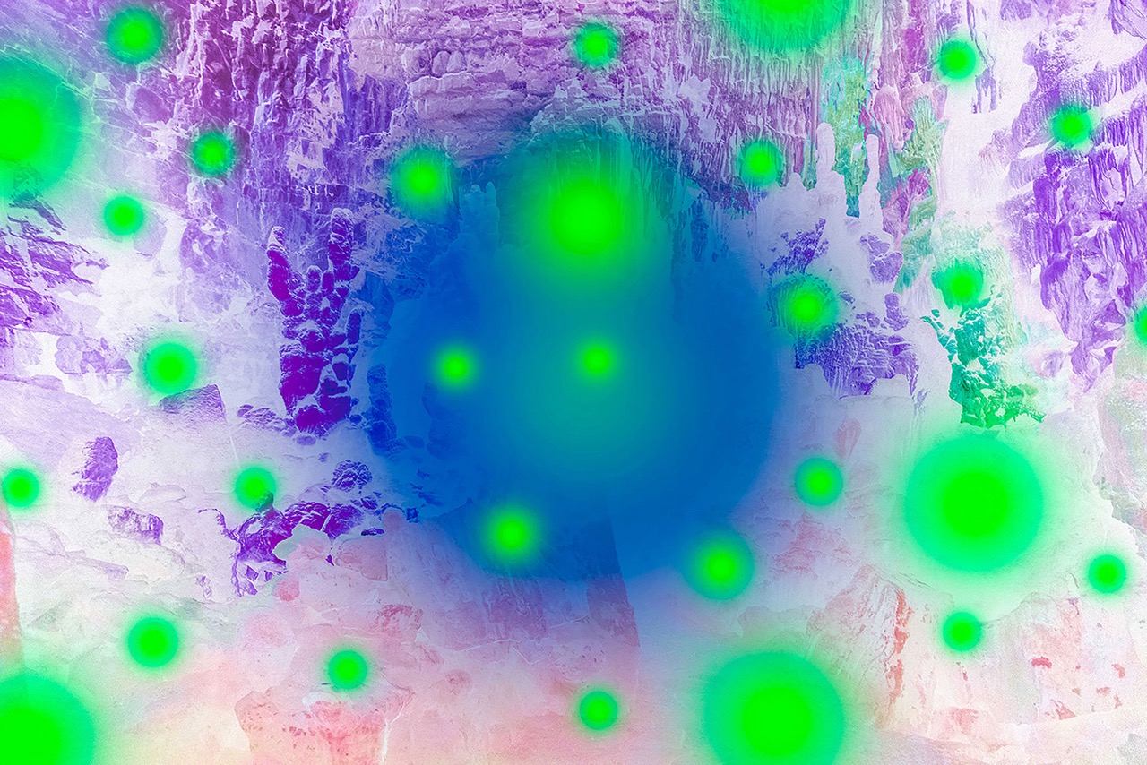 Een gemanipuleerde kleurrijke afbeelding met groene stippen die een roze en paars berglandschap bedekken. Een werk genaamd Rain van kunstenaar Claudia Fuggetti.