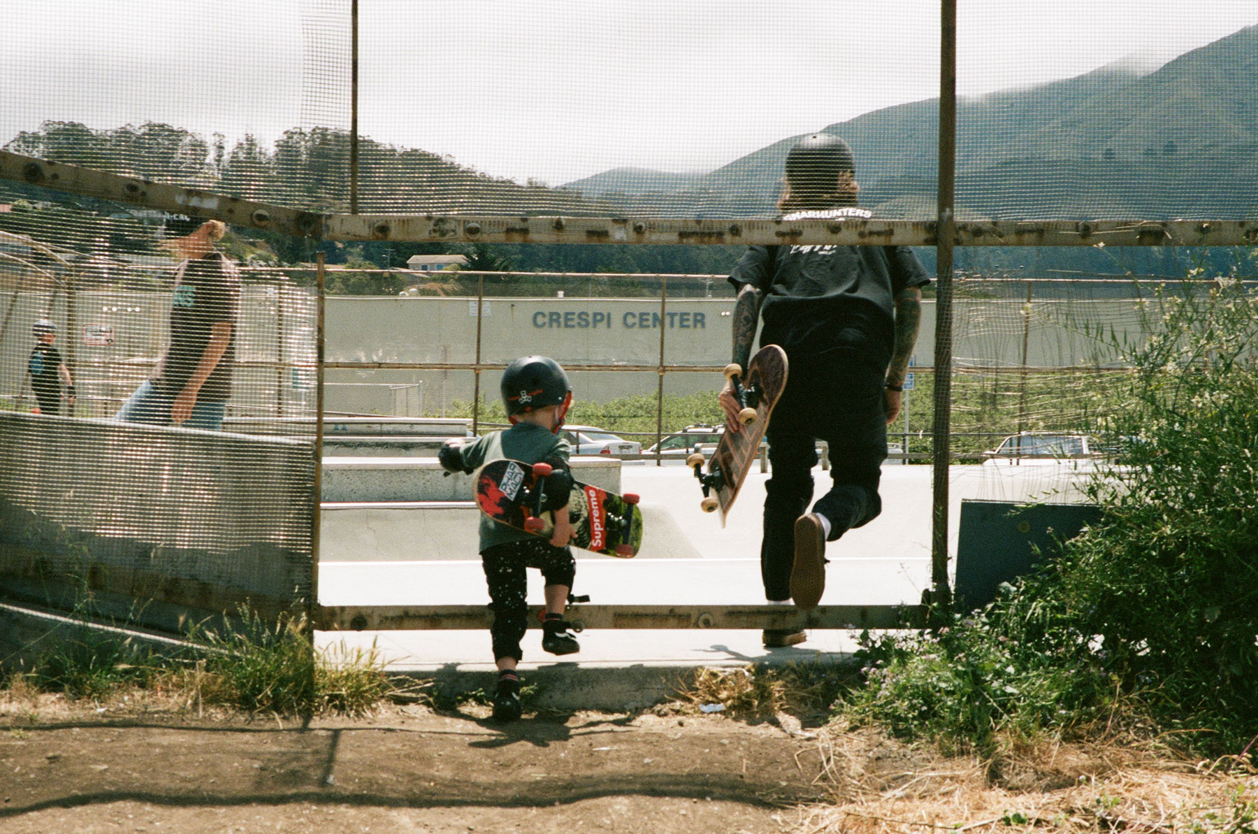 Vater und Sohn halten Skateboards vor dem Skatepark während des Primavera Sound LA 2022.