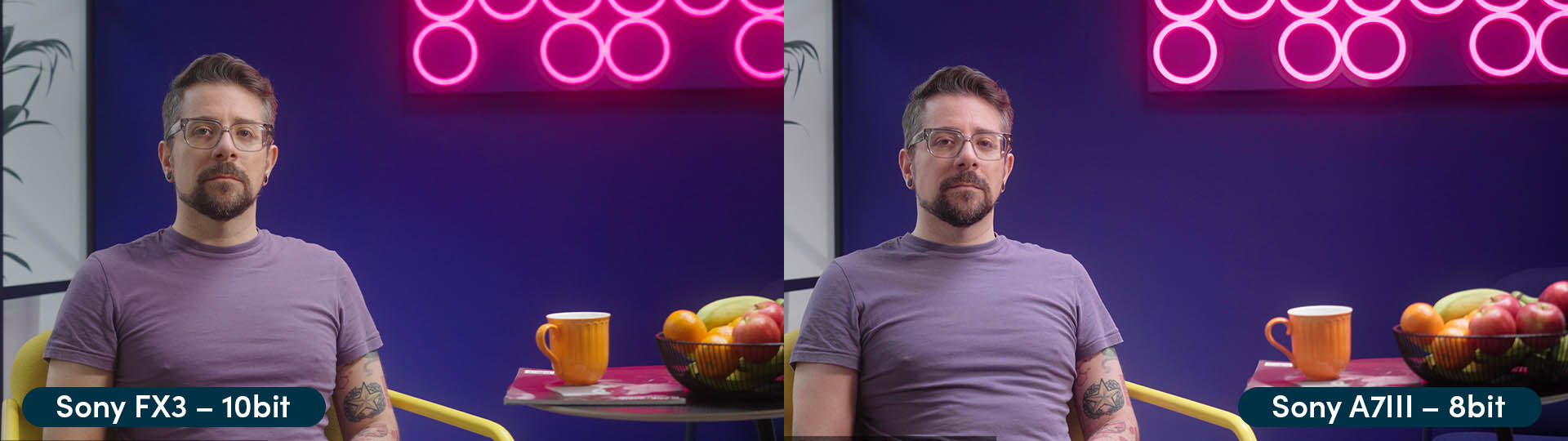 Comparaison de séquences filmées en 10 bits à gauche et en 8 bits à droite. Un homme est assis devant un mur bleu, à côté d’une table basse avec une tasse orange et une coupe de fruits.