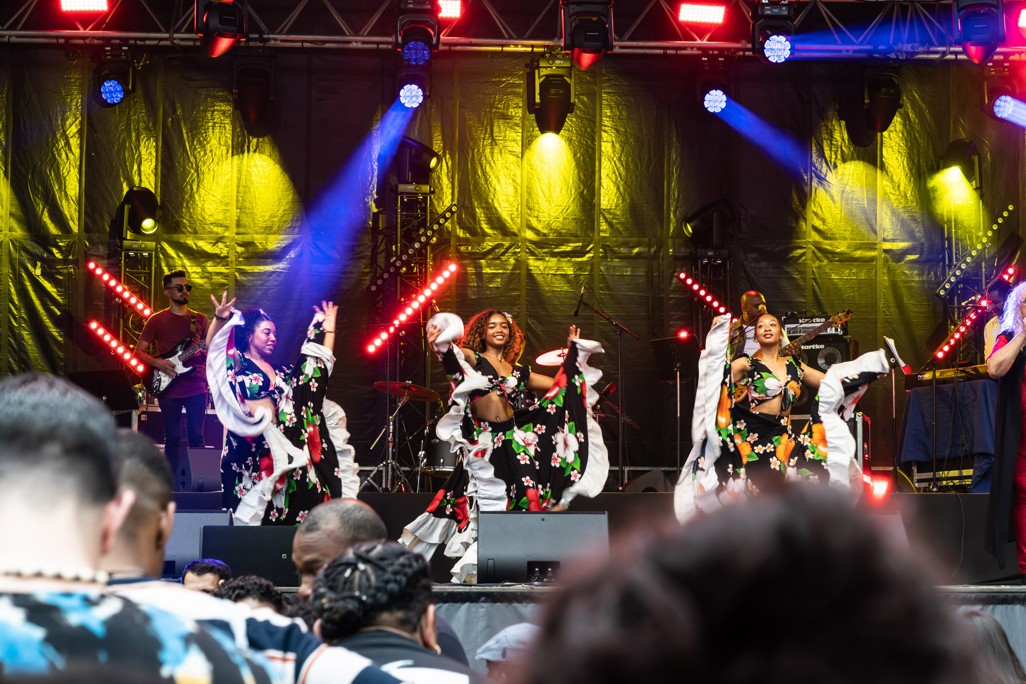 Danseuses costumées sur la scène de la Place de la République. Photo prise par Marilu Parisi avec un Sony A7R V.

