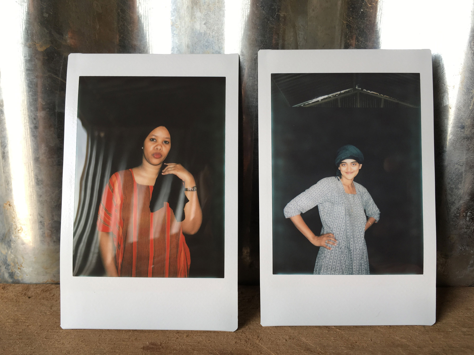 Roopa Gogineni en haar assistente Zainab, afzonderlijk te zien in twee polaroids van achter de schermen.