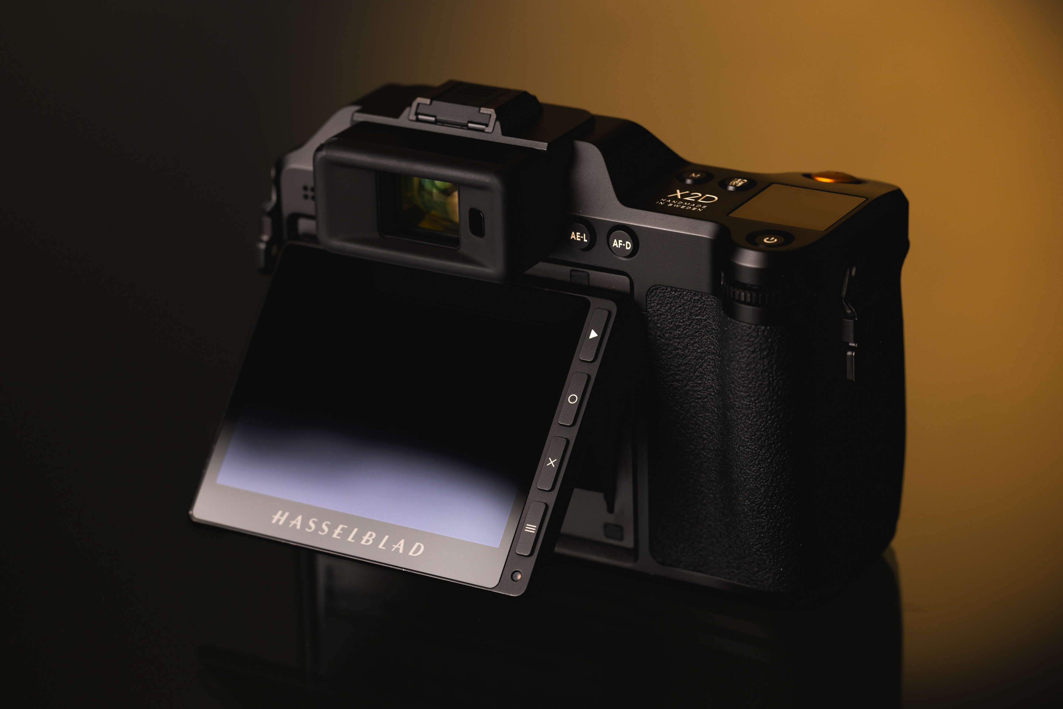 Rückseite der Hasselblad X2D 100C vor einem orange-schwarzen Hintergrund