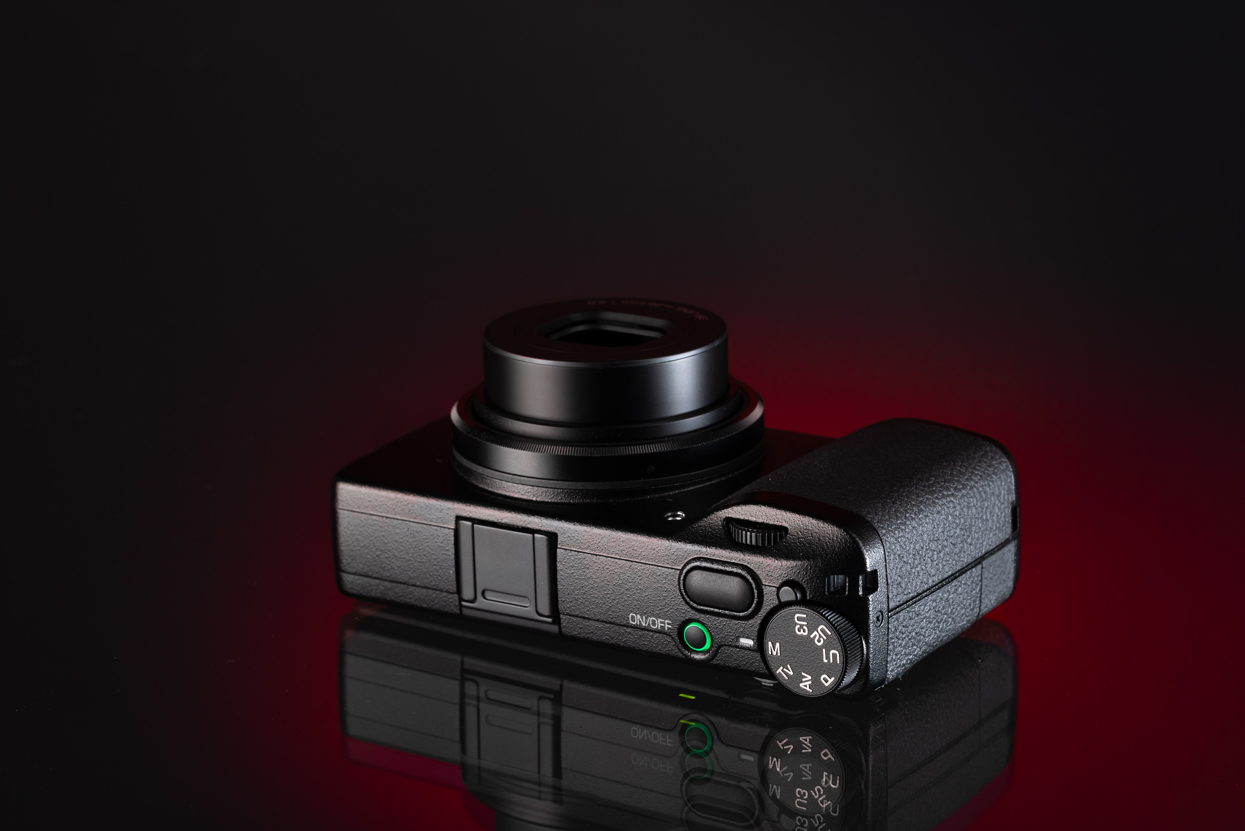 Eine Ricoh GR IIIx auf der Seite mit dem Objektiv nach oben