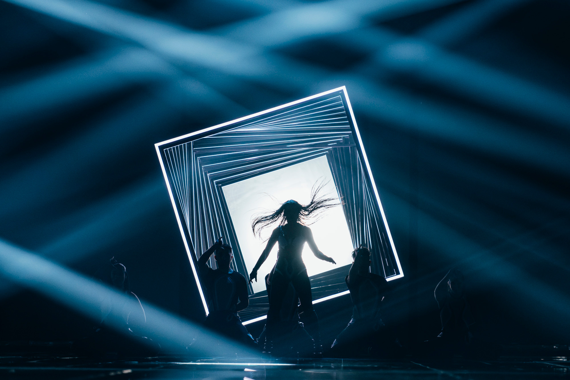 Eine Silhouette einer Künstlerin auf der Bühne des ESC 2023, mit weißen quadratischen Lichtern dahinter, aufgenommen von Sarah Louise Bennett mit der Nikon Z7 II.