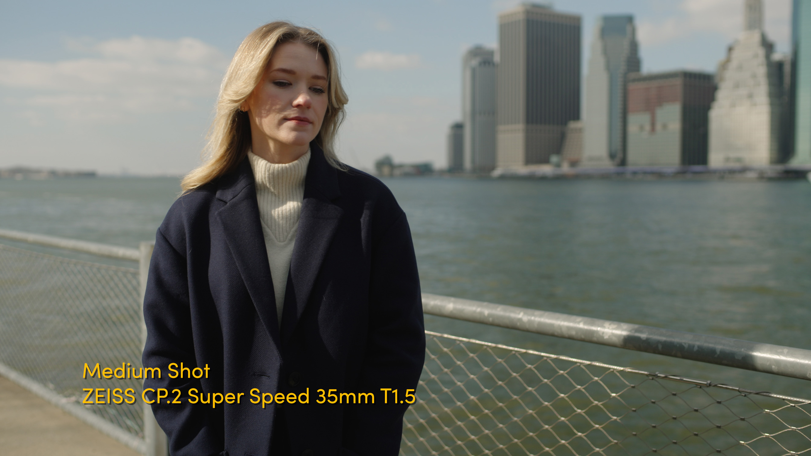 Voorbeeld van een medium opname met een persoon voor het water in New York City