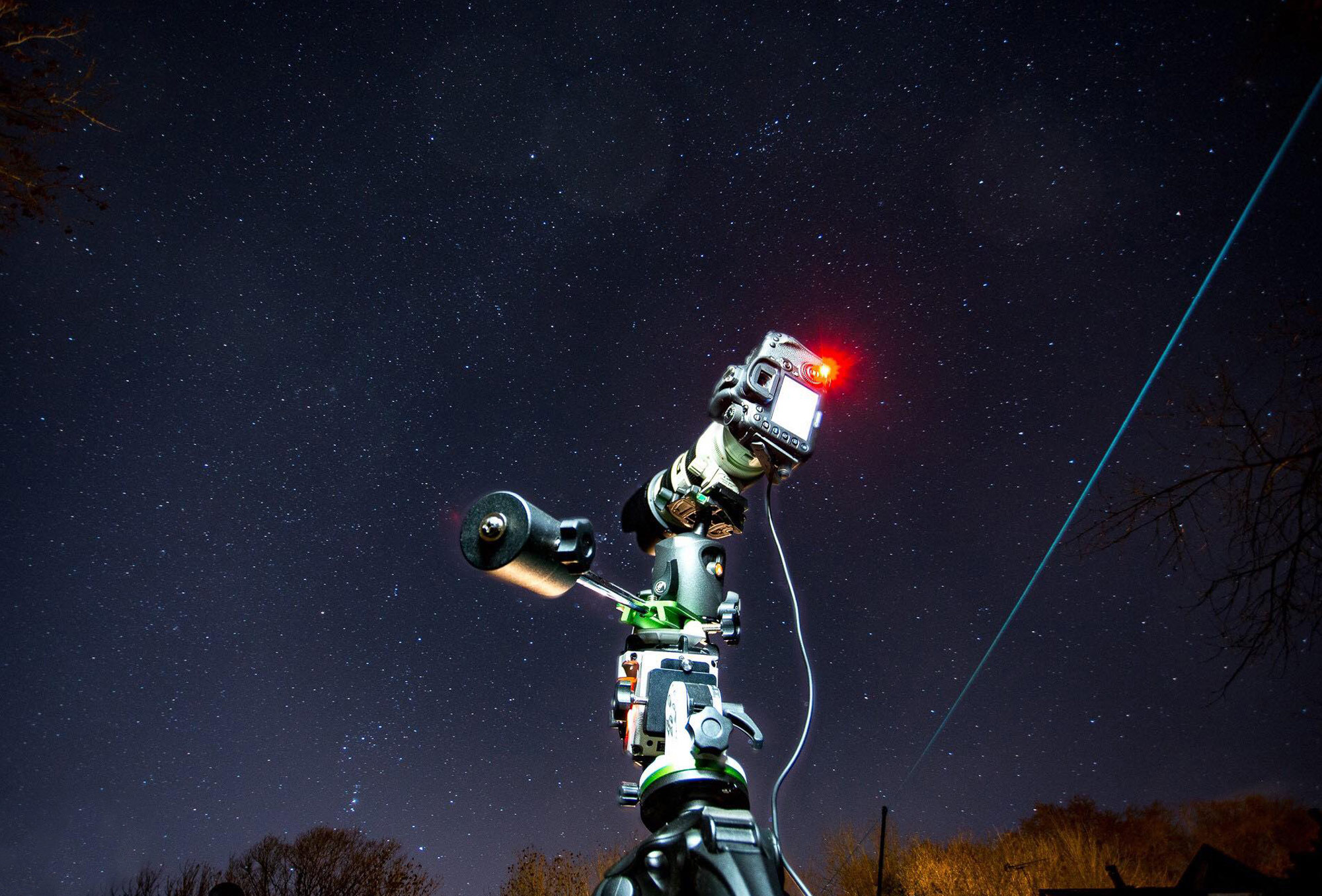 Ein Foto des Skywatcher Star Adventurer GTI vor dem Nachthimmel