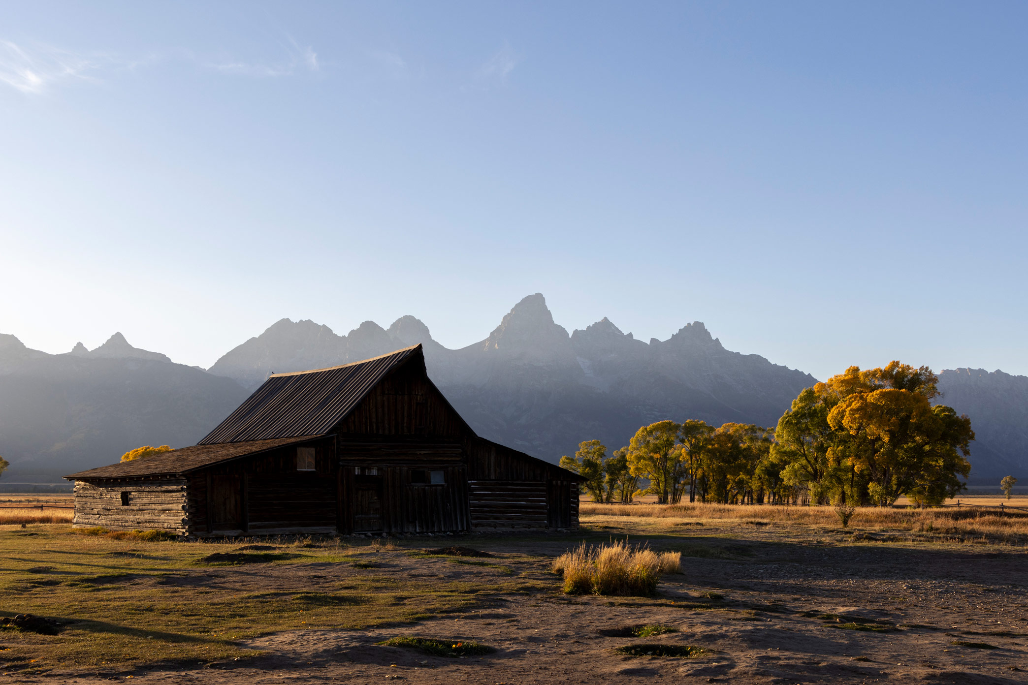 Haus in Mormon Row im Grand Teton National Park bei Sonnenuntergang. Aufgenommen von Kristi Townsend mit einer Canon EOS R7.