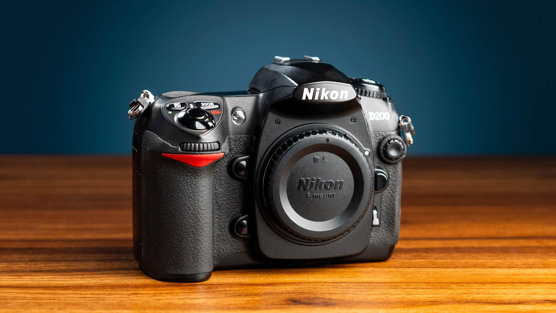 Gebrauchte Nikon D200 von MPB auf einem Holztisch