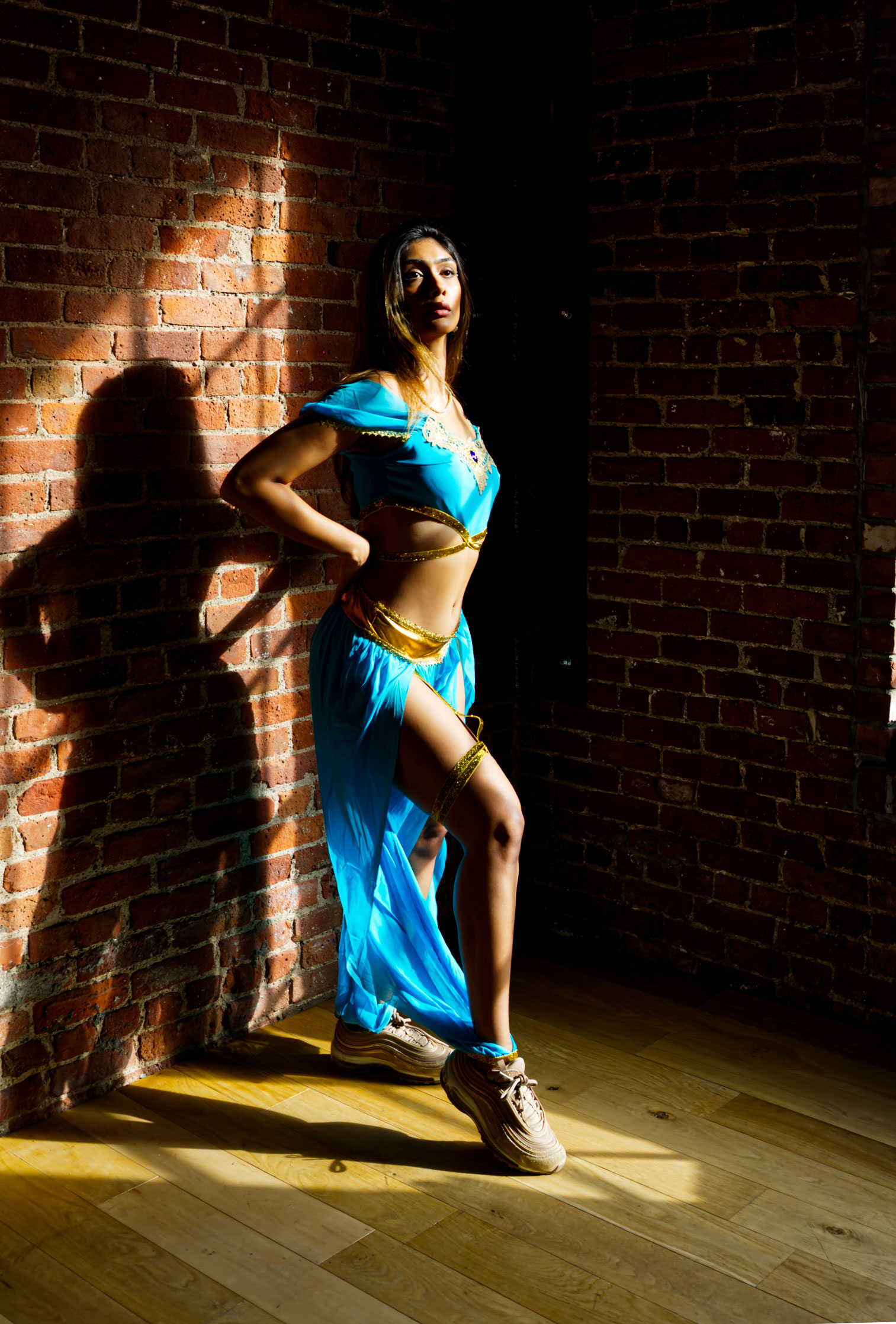 Jasmine cosplayer poses in a corner.