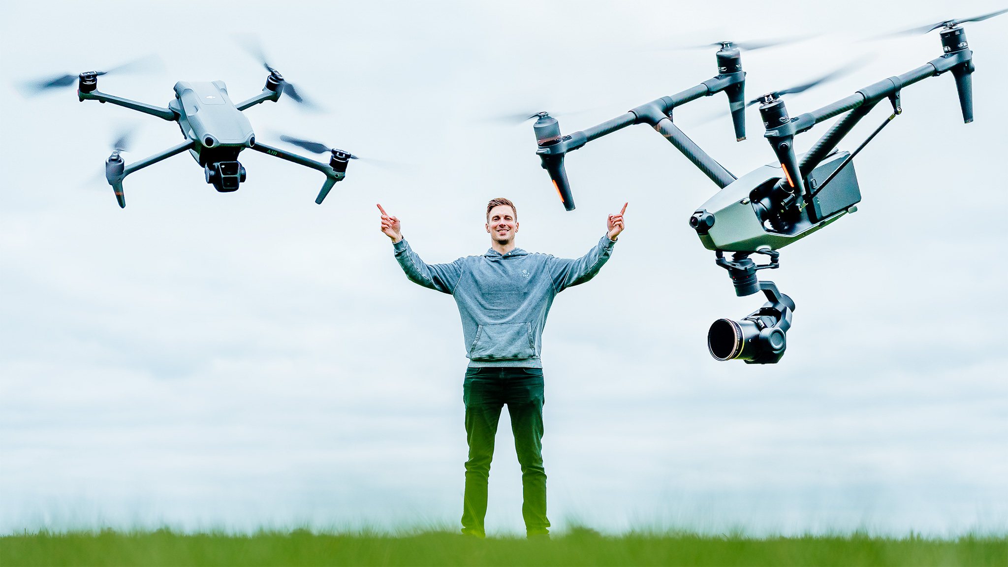Een krachtige vergelijking van de DJI Inspire 3 en DJI Air 3, gepresenteerd door Matthijs de Deugd. Professionele drones voor luchtfotografie en videografie in één beeld gevangen.