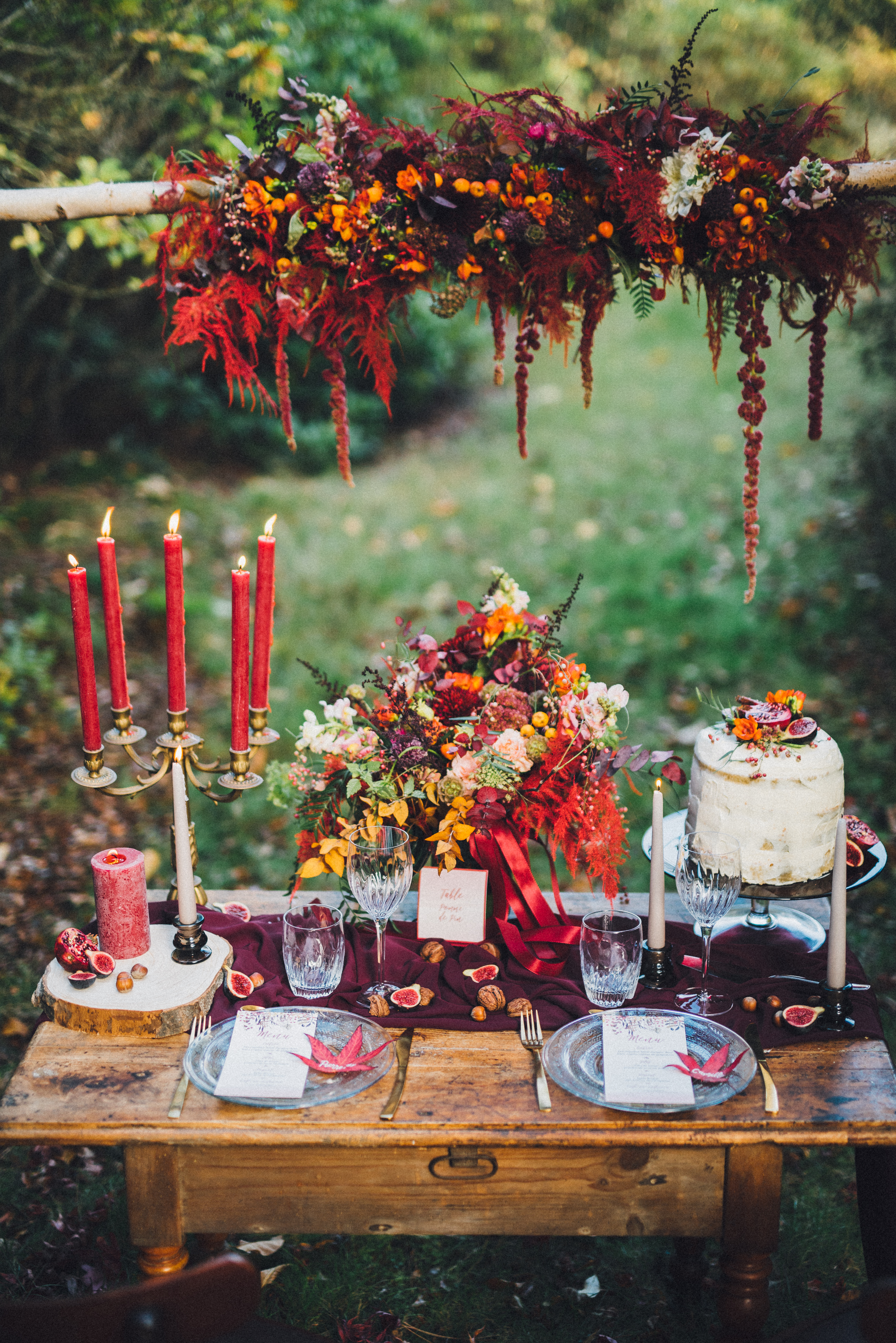 The bride and groom's table decorated in autumnal tones. Photo taken by Gauthier Le Guen with a Canon R6.