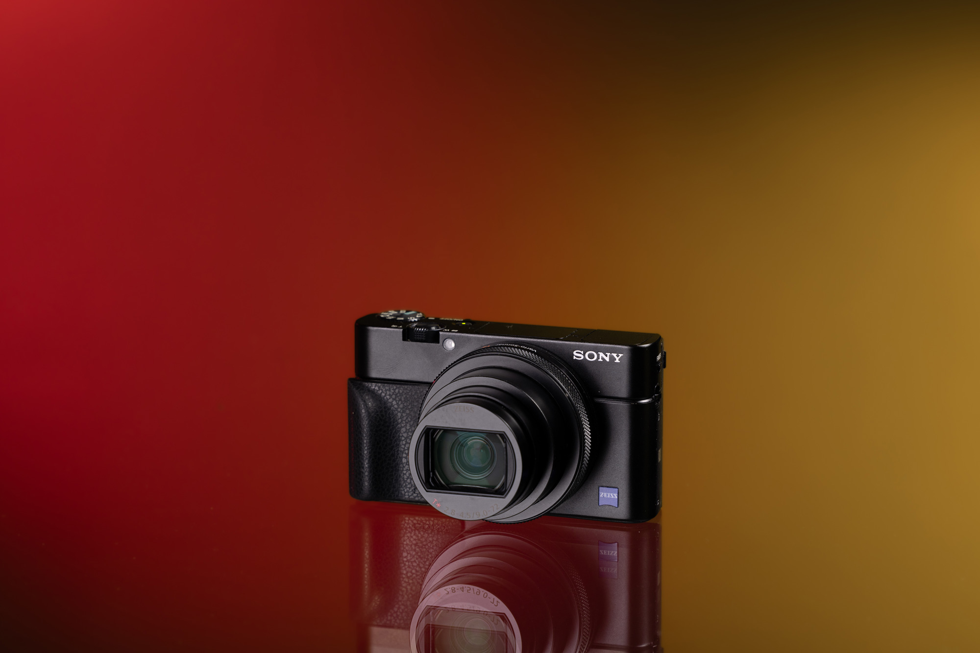Sony RX100 VII auf rot-goldenem Hintergrund