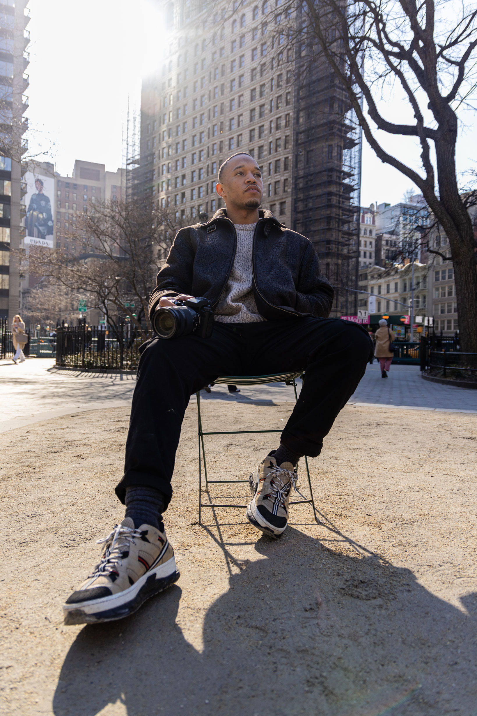 Personne en veste assise dans Central Park