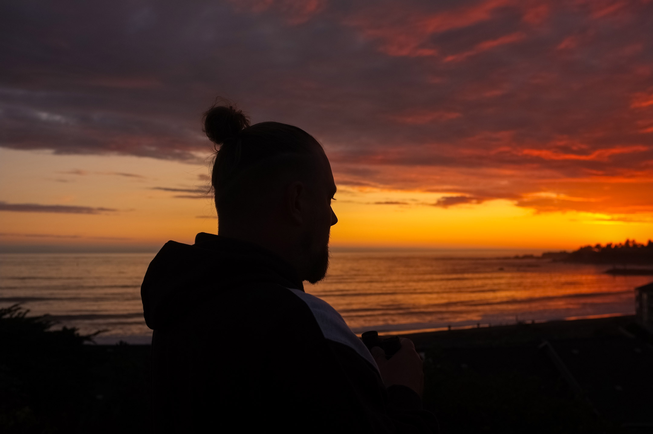 Eine Person, die den Sonnenuntergang betrachtet, Foto von Ariana Fleischman