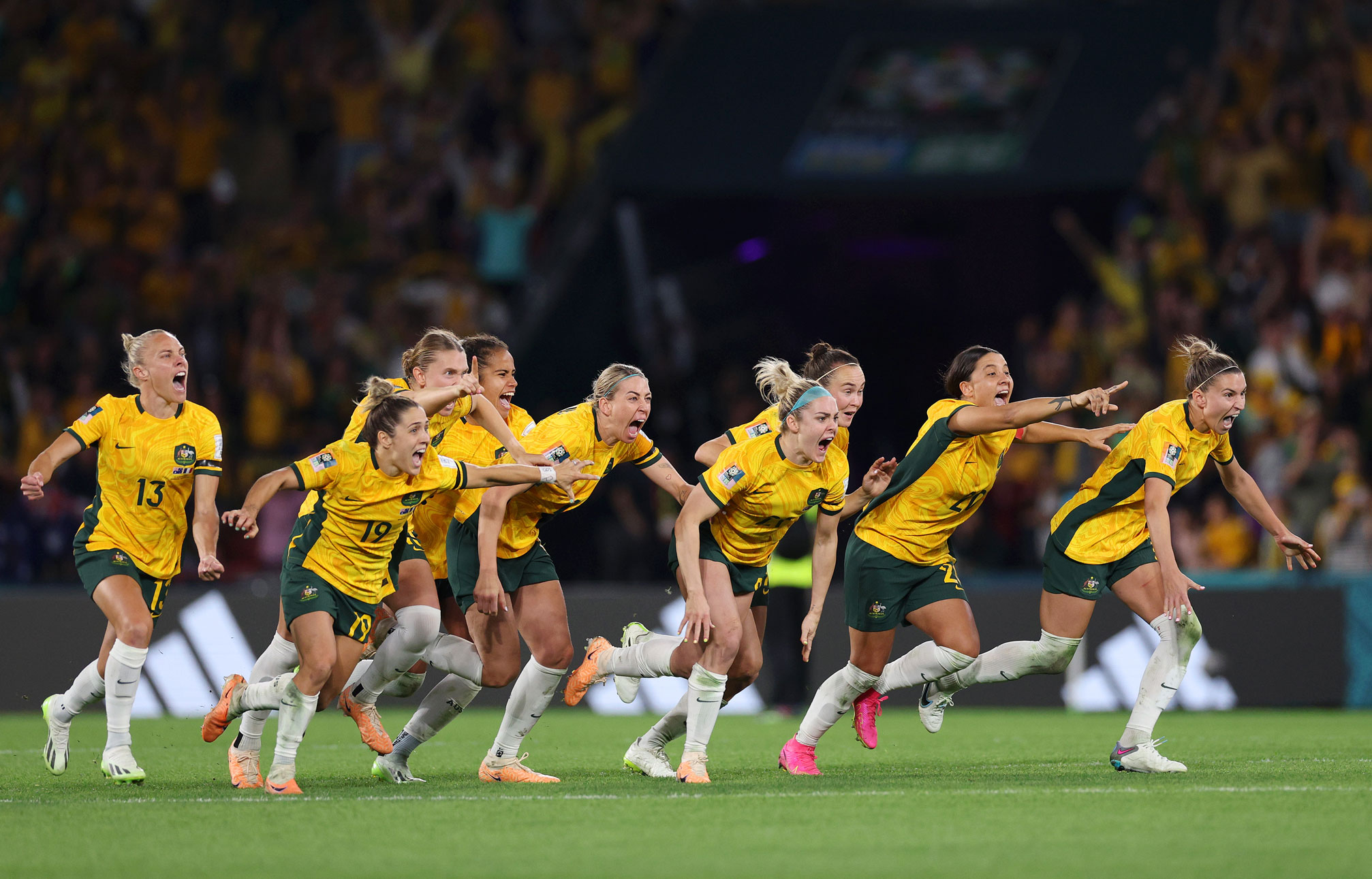 Les joueuses de football australiennes courent et célèbrent après le tir au but victorieux qui a scellé la victoire lors de la Coupe du Monde Féminine de la FIFA 2023. Photo prise par Elsa Garrison avec un Canon EOS R3.