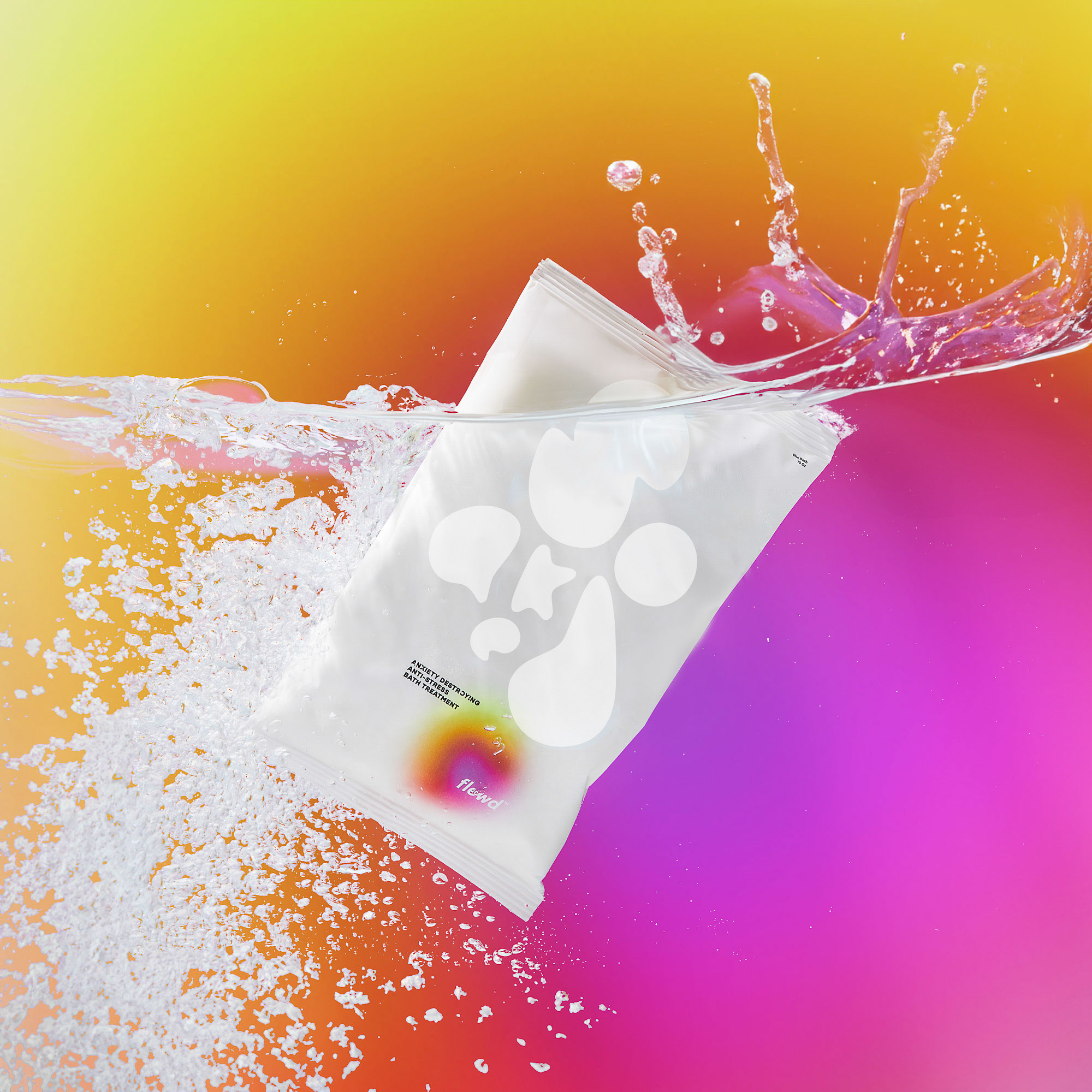 Weiße Verpackung von flewd mit Spritzeffekt auf pinkem und orangefarbenem Hintergrund.