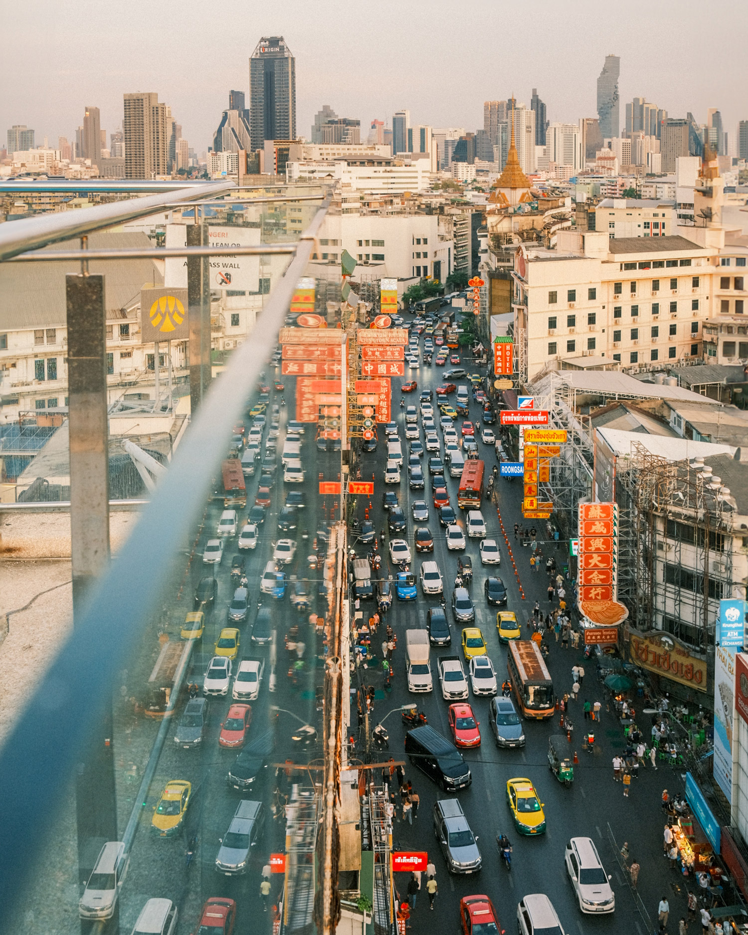Stark befahrene Yaowarat Straße in Bangkoks Chinatown aus der Vogelperspektive, aufgenommen von Michael Schulz mit der Fujifilm X100V