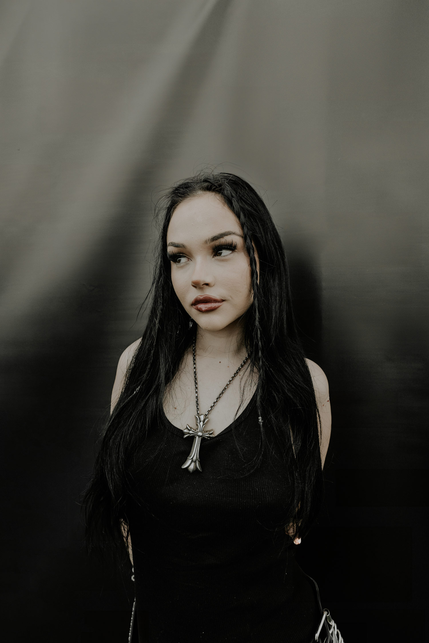Maggie Lindemann, backstage beim Slam Dunk Festival, fotografiert von Emily Jade mit der Canon EOS R6.