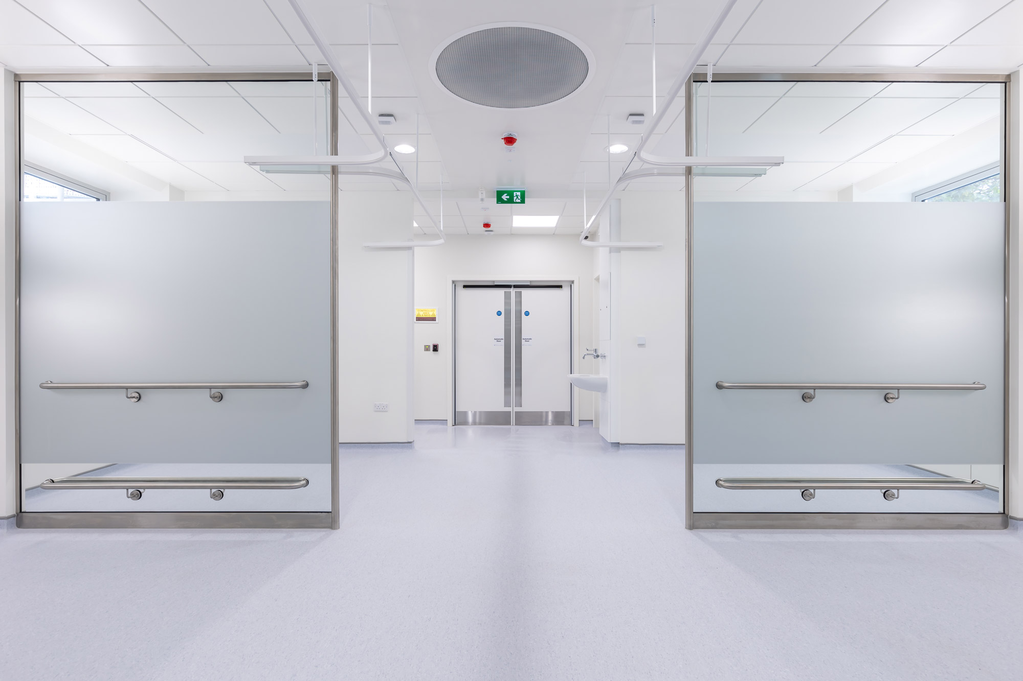 Glass screens on either side of a white room, shot by Paul Moore with the Canon EOS R6