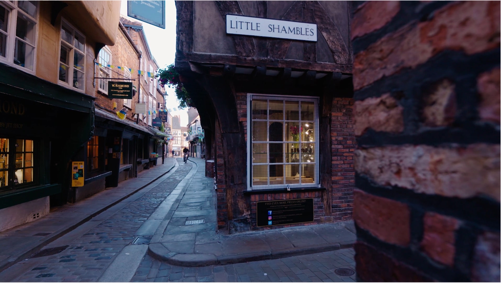 Une image fixe du quartier Little Shambles de York, illustrant la narration et le recadrage dans le cadre d'un plan d'ensemble.