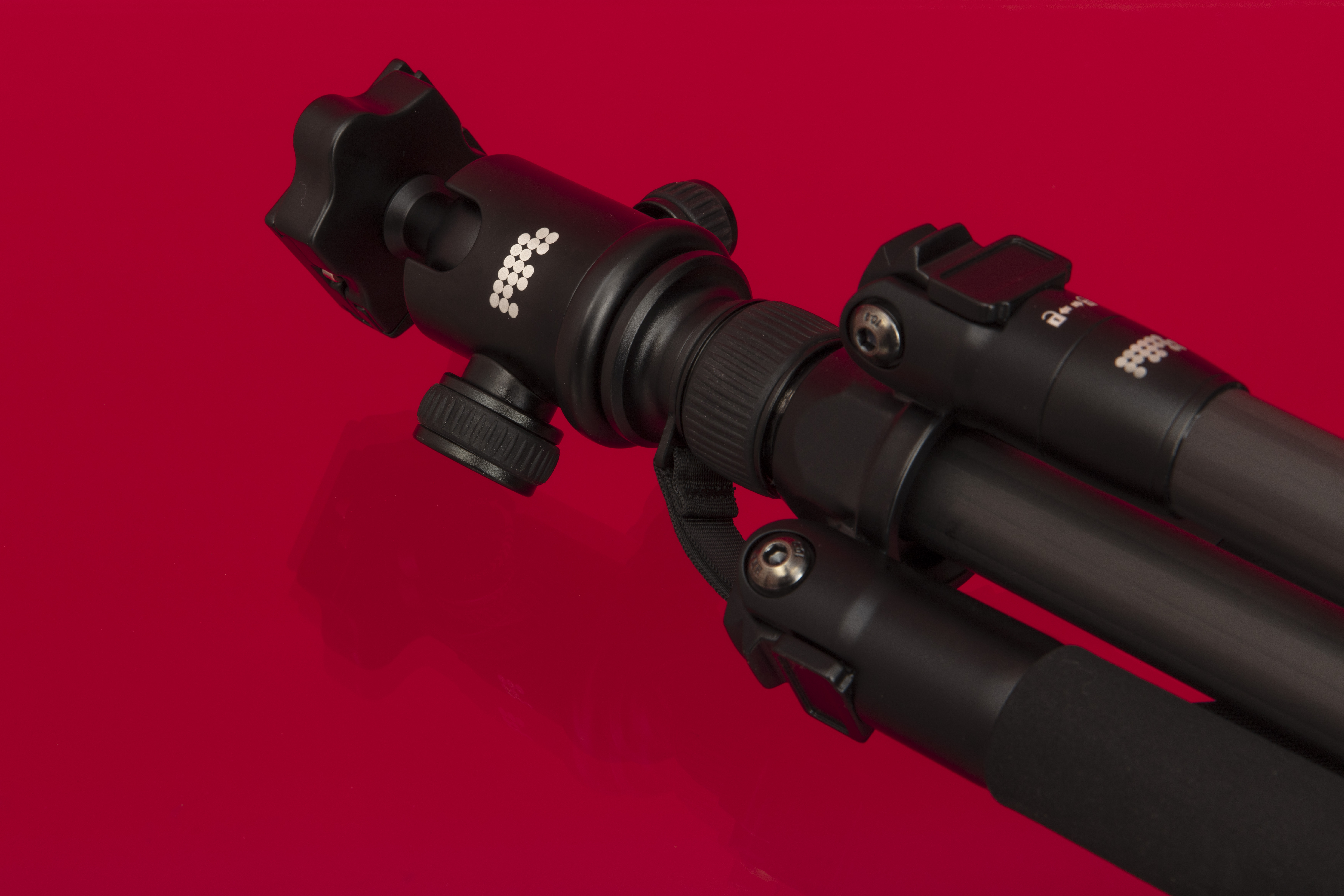 A little support can go a long way. The MPB Palmeira travel tripod is made of carbon fibre, so it’s light, strong and reliable. It’s designed for maximum mobility and ease of shooting, and it’s compact so you can take it with you anywhere. The two-in-one combo means it can be used as a monopod as well as a tripod. The tripod, monopod and fully-adjustable ball-head have been field-tested by MPB experts. 