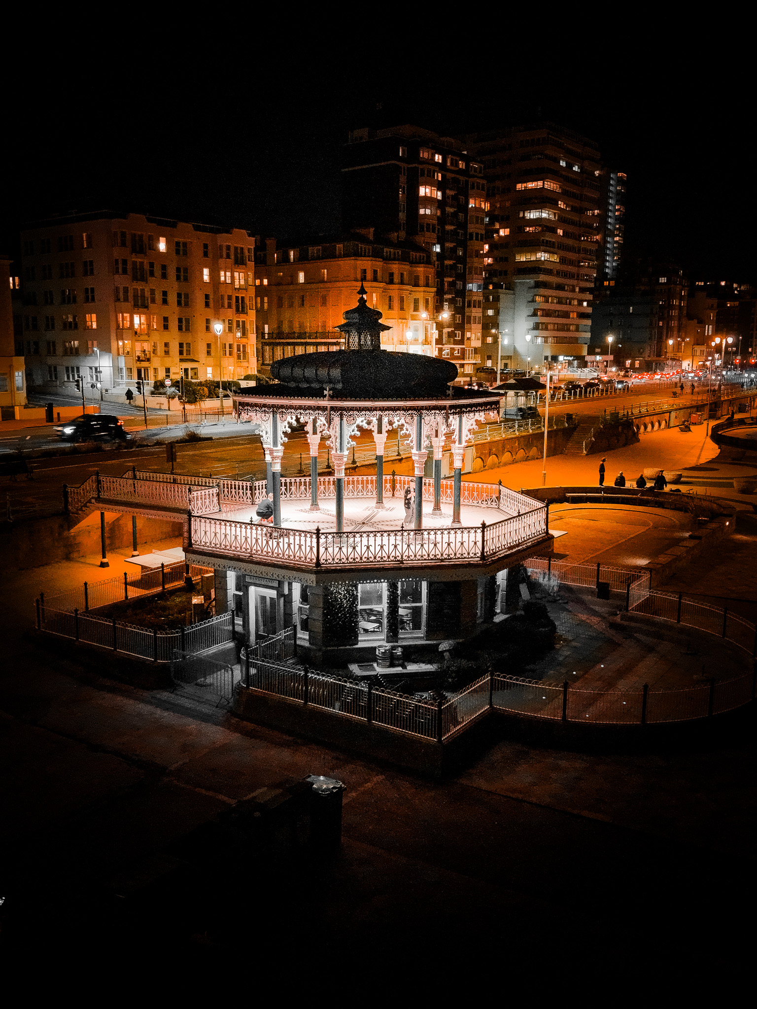 Coreto filmado à noite por uma DJI Mini 5 Pro