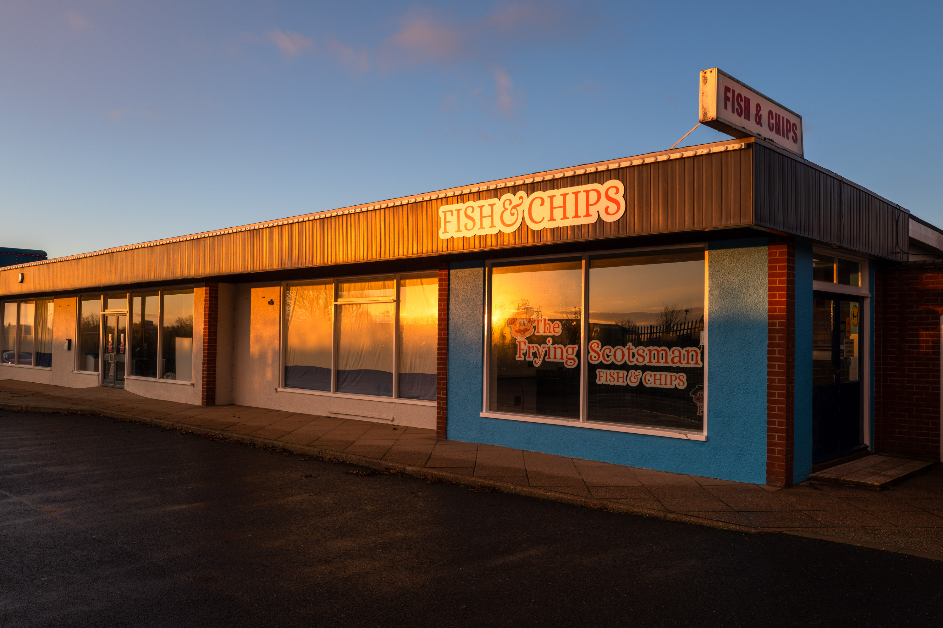 Fish-&-Chips-Laden in Norfolk bei Sonnenuntergang