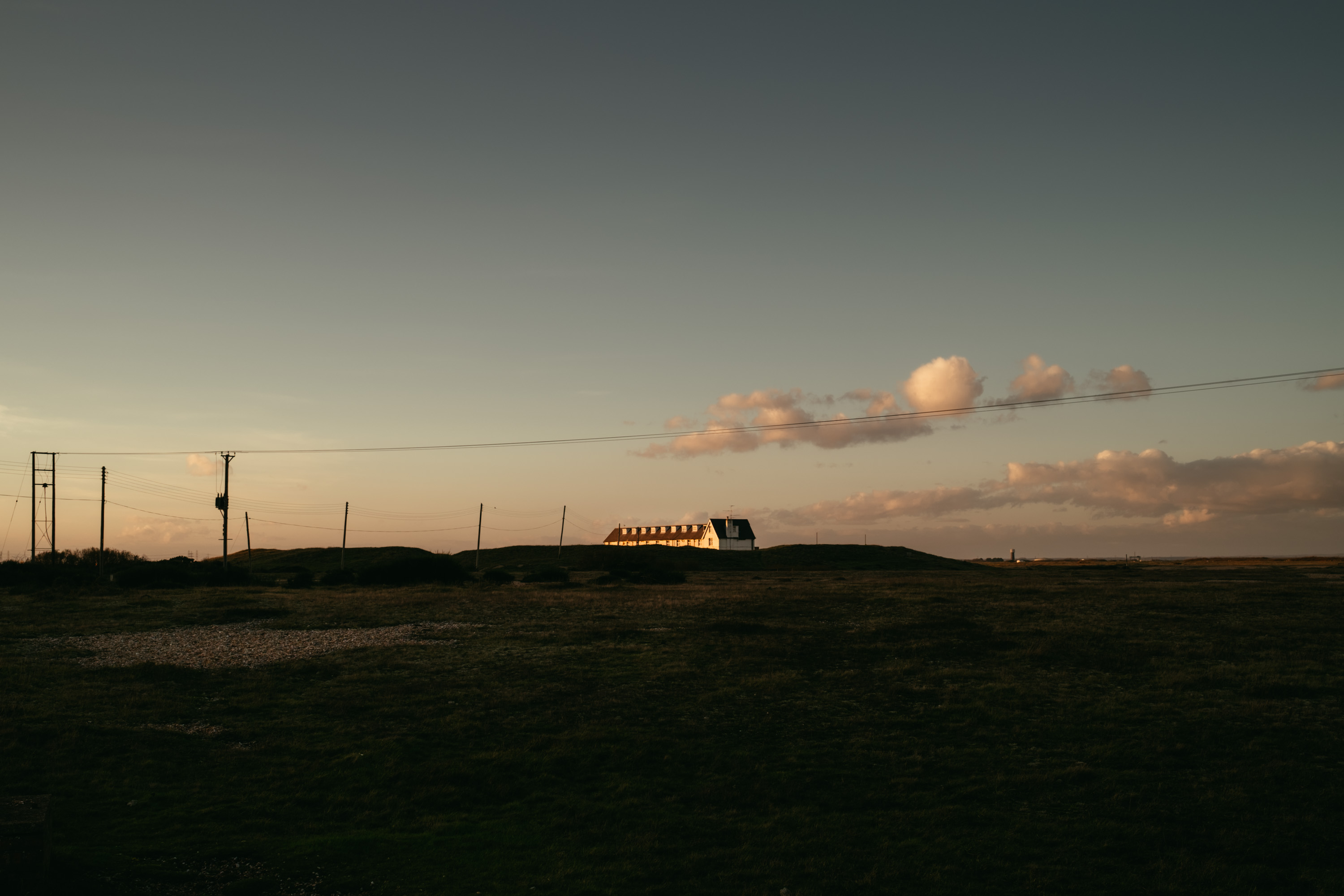 Een gebouw half afgesneden door de horizon in de schemering, gefotografeerd door Ian Howorth.