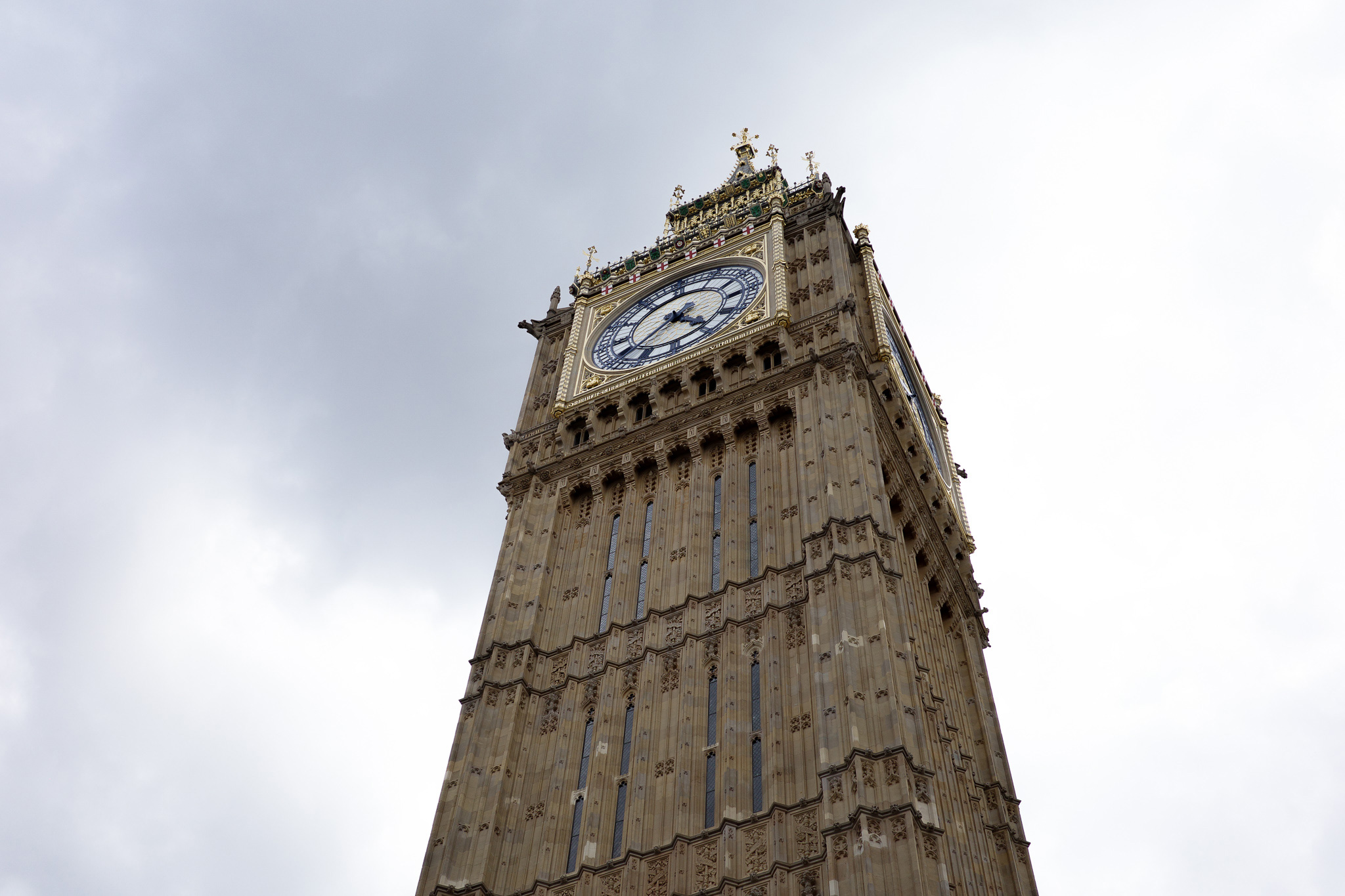 Photo couleur en contre plongée de Big Ben sous un ciel nuageux, photo prise par un Ricoh GR III.