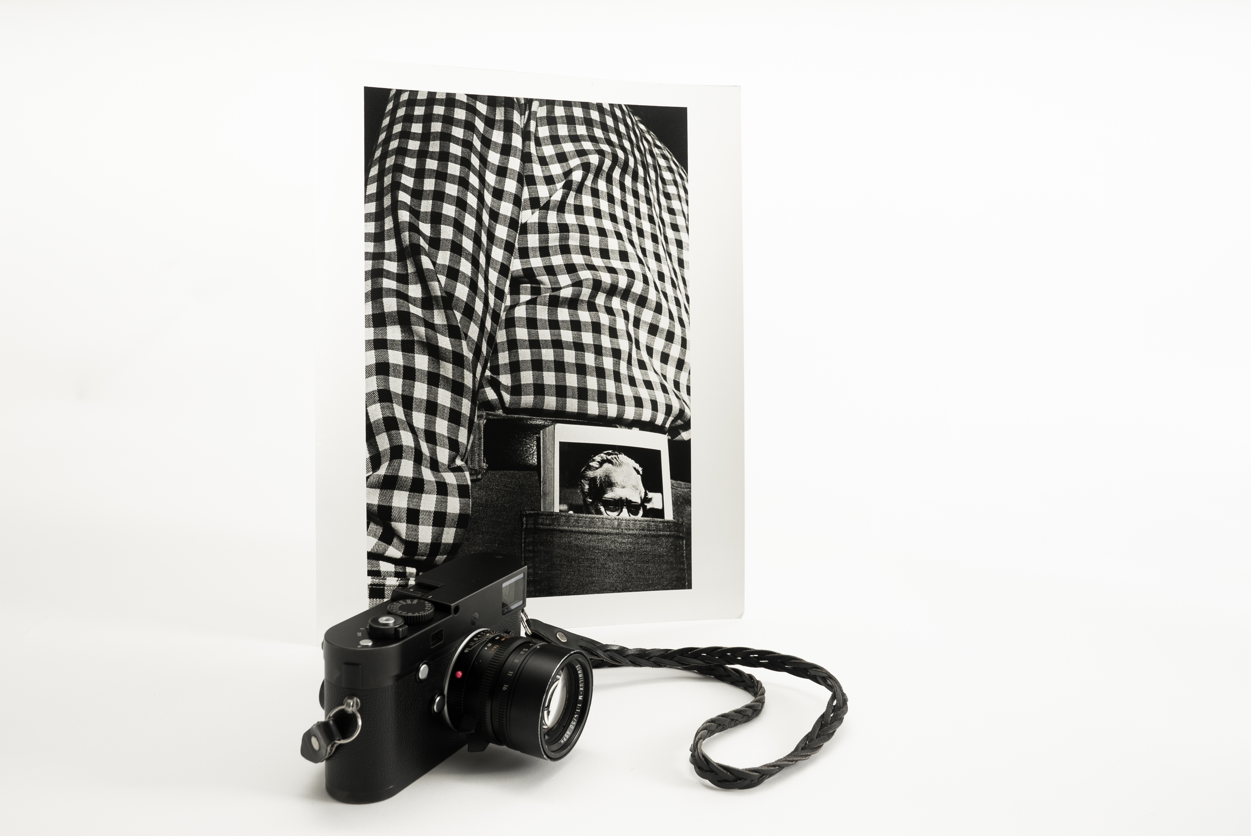 Photo en noir et blanc du Leica&nbsp;M&nbsp;Monochrom (Typ&nbsp;246) de Ralph Gibson posé près d’un tirage du photographe
