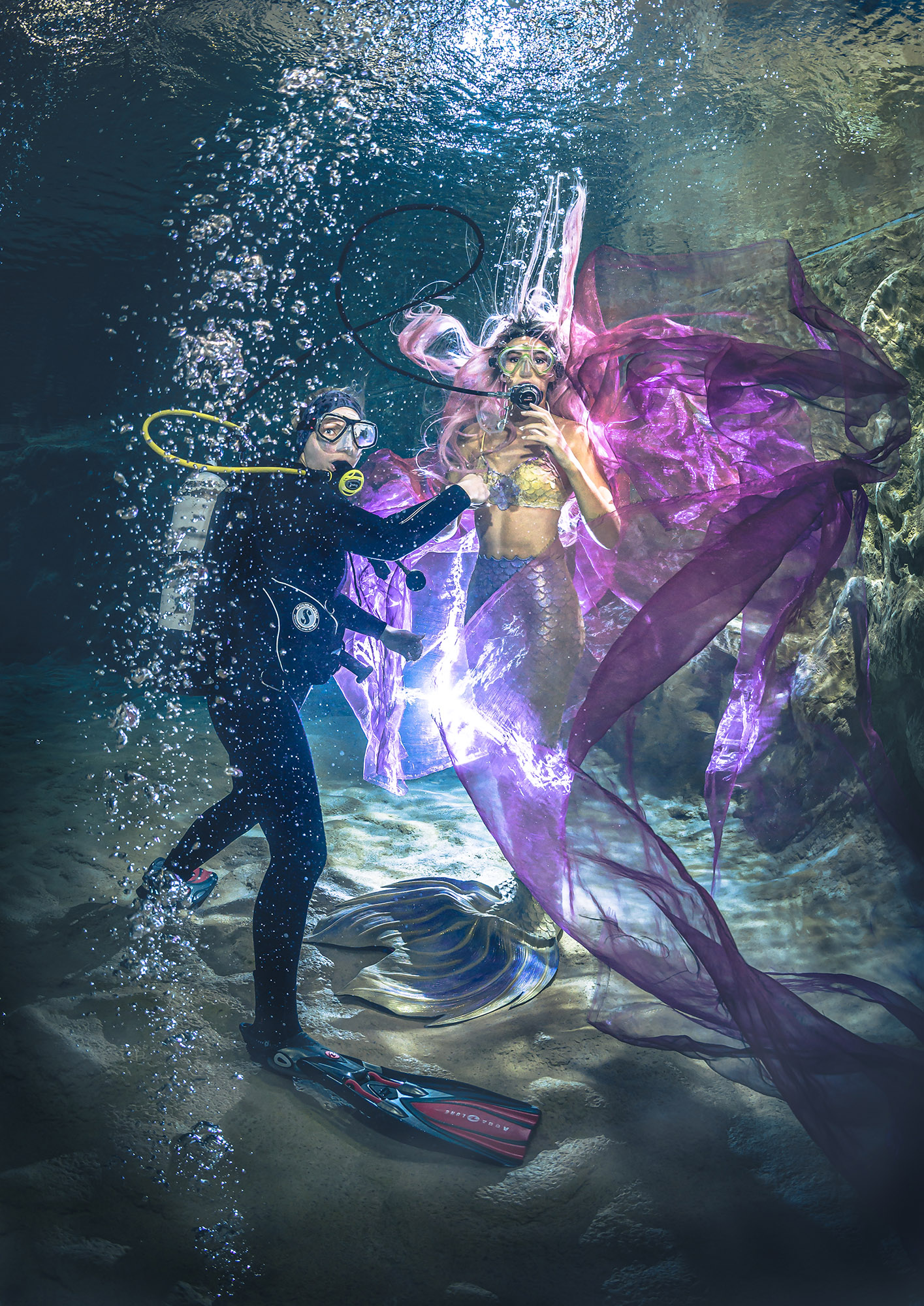 Le plongeur de sécurité est l'assurance-vie du modèle sous-marin dans les profondeurs. En tant que job d'appoint, le plongeur de sécurité s'occupe de la robe, des cheveux et d'autres ustensiles qui pourraient jouer un rôle dans la photo.