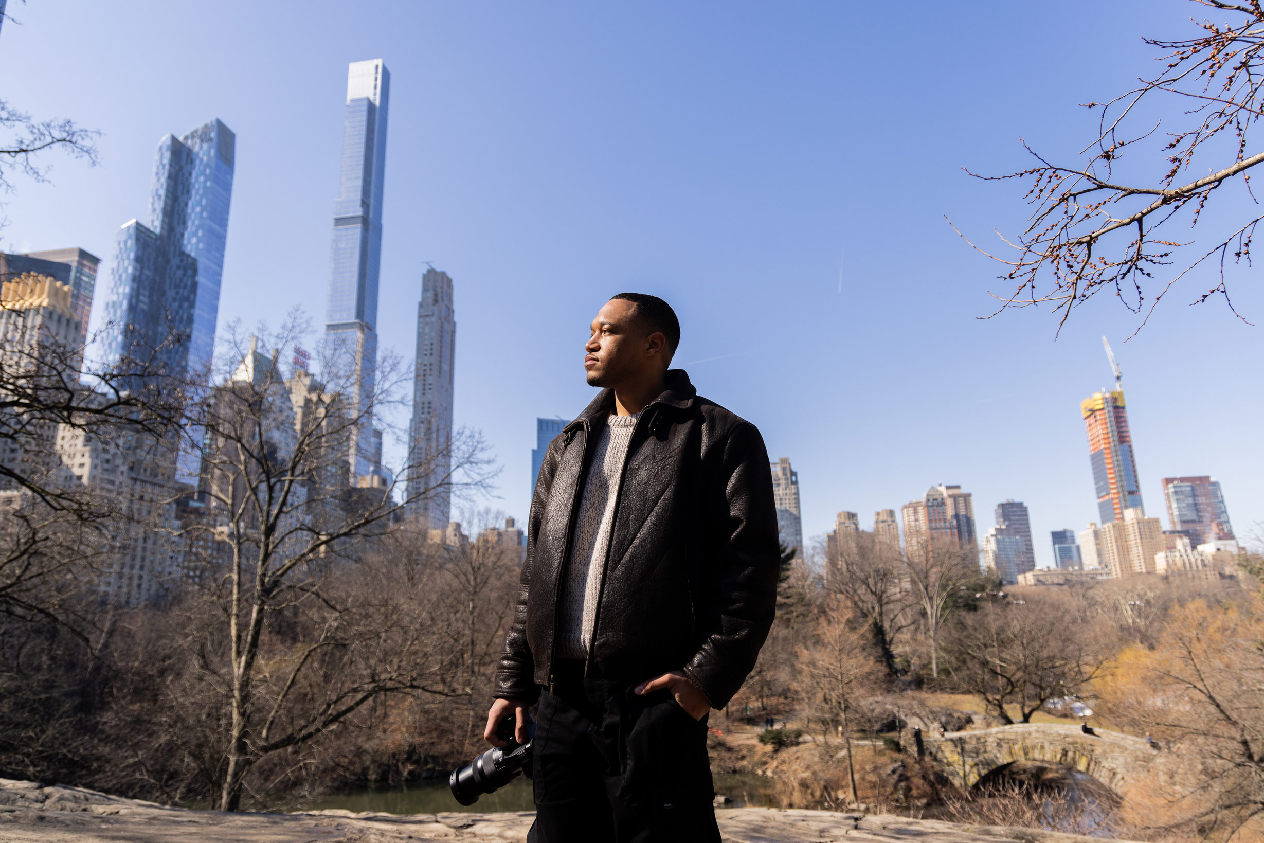 Personne en veste tenant un appareil photo et se tenant dans Central Park