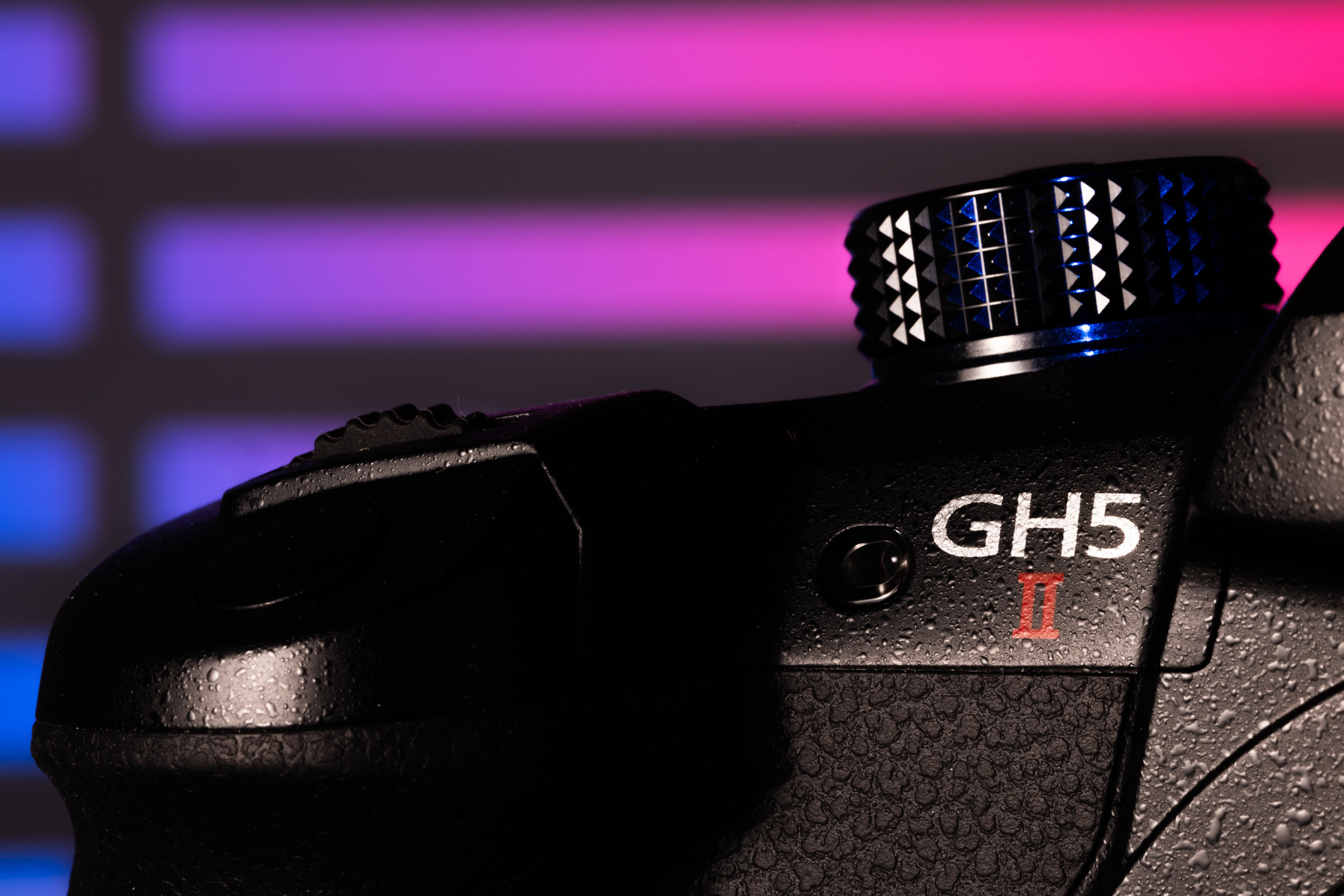 Ein Bild der Panasonic Lumix DC-GH5 II mit einem lila-rosa Farbverlauf als Hintergrund 
