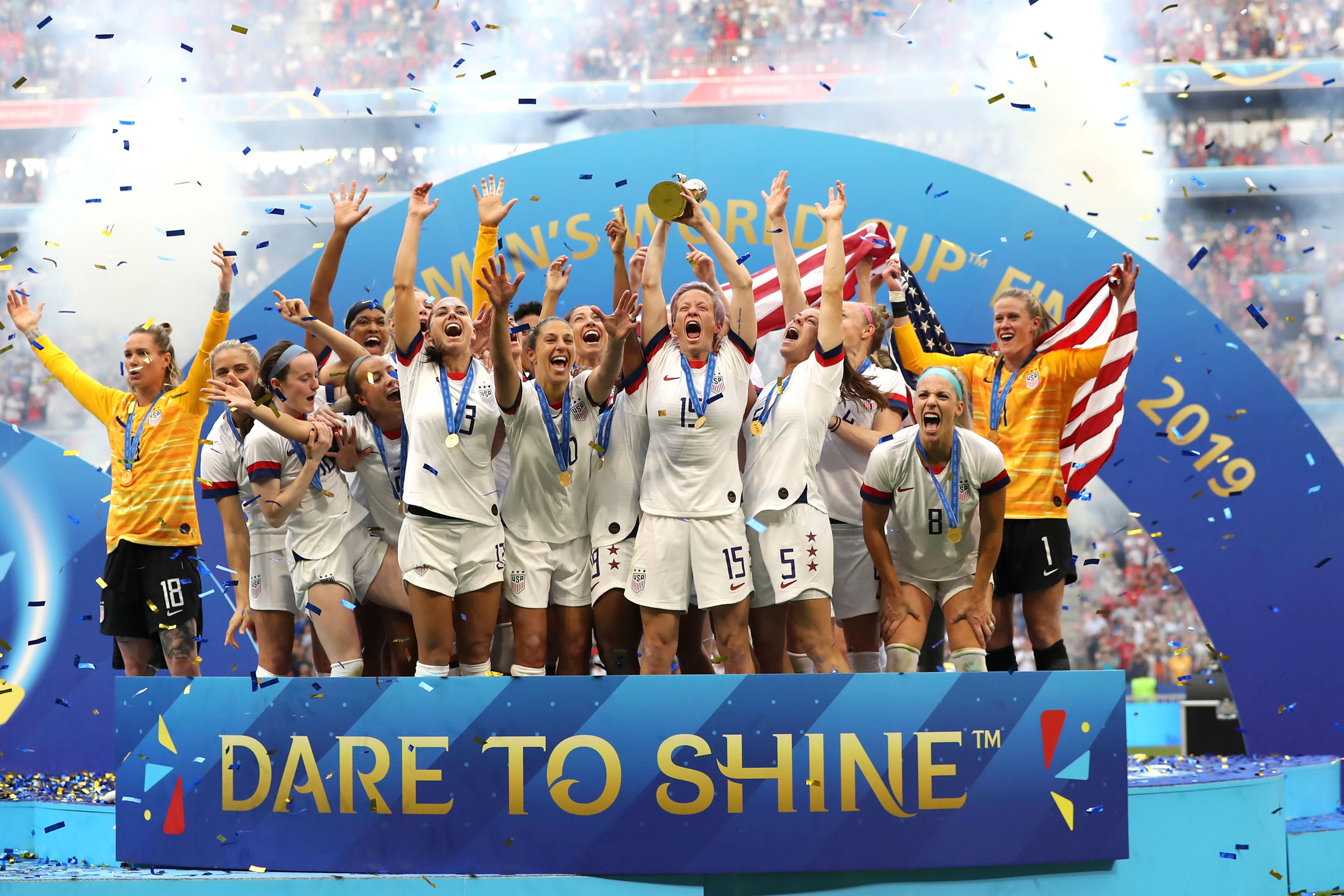 Megan Rapinoe tient le trophée après la victoire de son équipe lors de la finale de la Coupe du monde féminine de la FIFA 2019 entre les États-Unis et les Pays-Bas. Photo prise par Elsa Garrison avec Canon EOS 1DX Mark II.