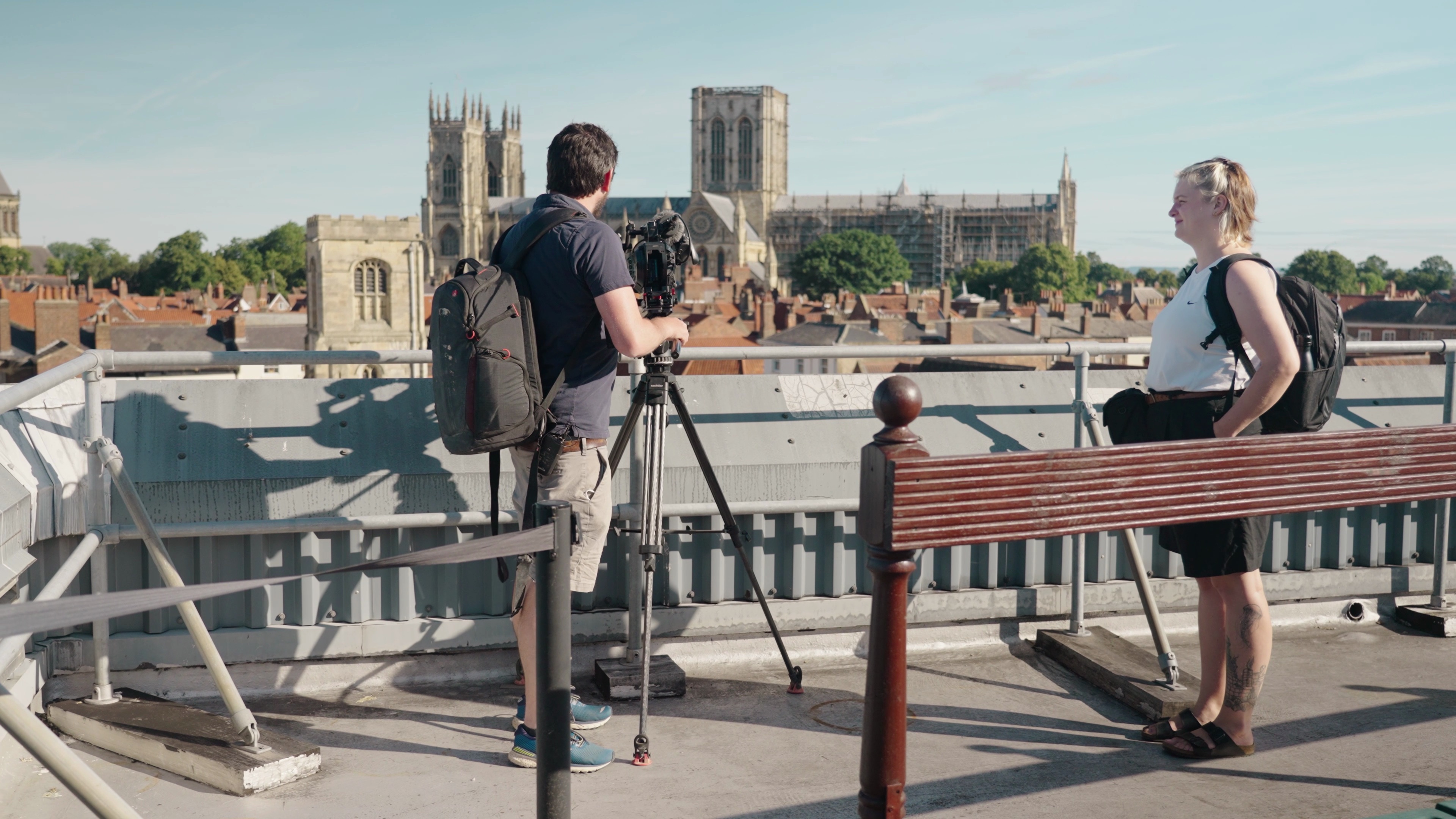 Le producteur-réalisateur de télévision Steve Morgan et un assistant se préparent à prendre une vue d'ensemble de la cathédrale de York.