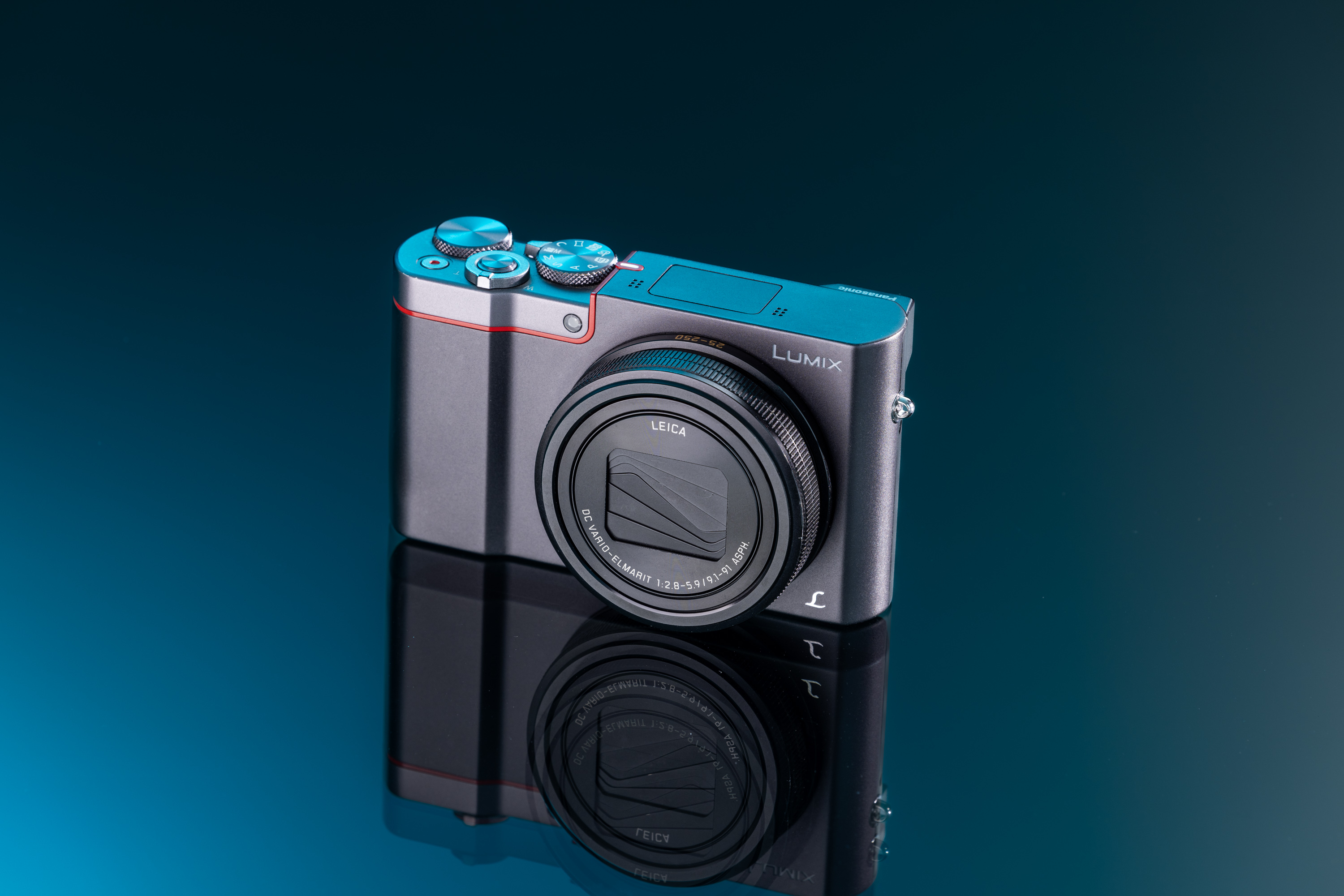Tweedehands Panasonic TZ100 op een blauwe en zwarte achtergrond