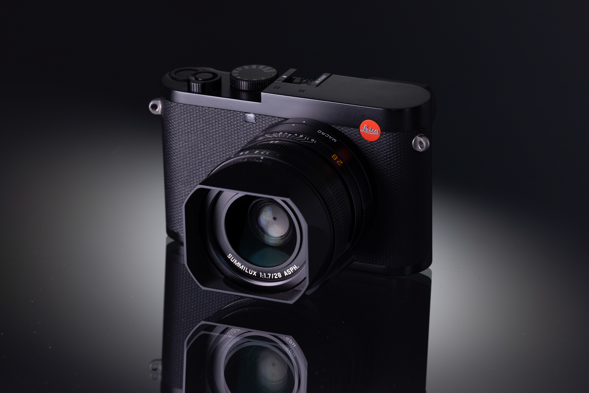 Leica Q2 vor einem schwarzen und weißen Hintergrund