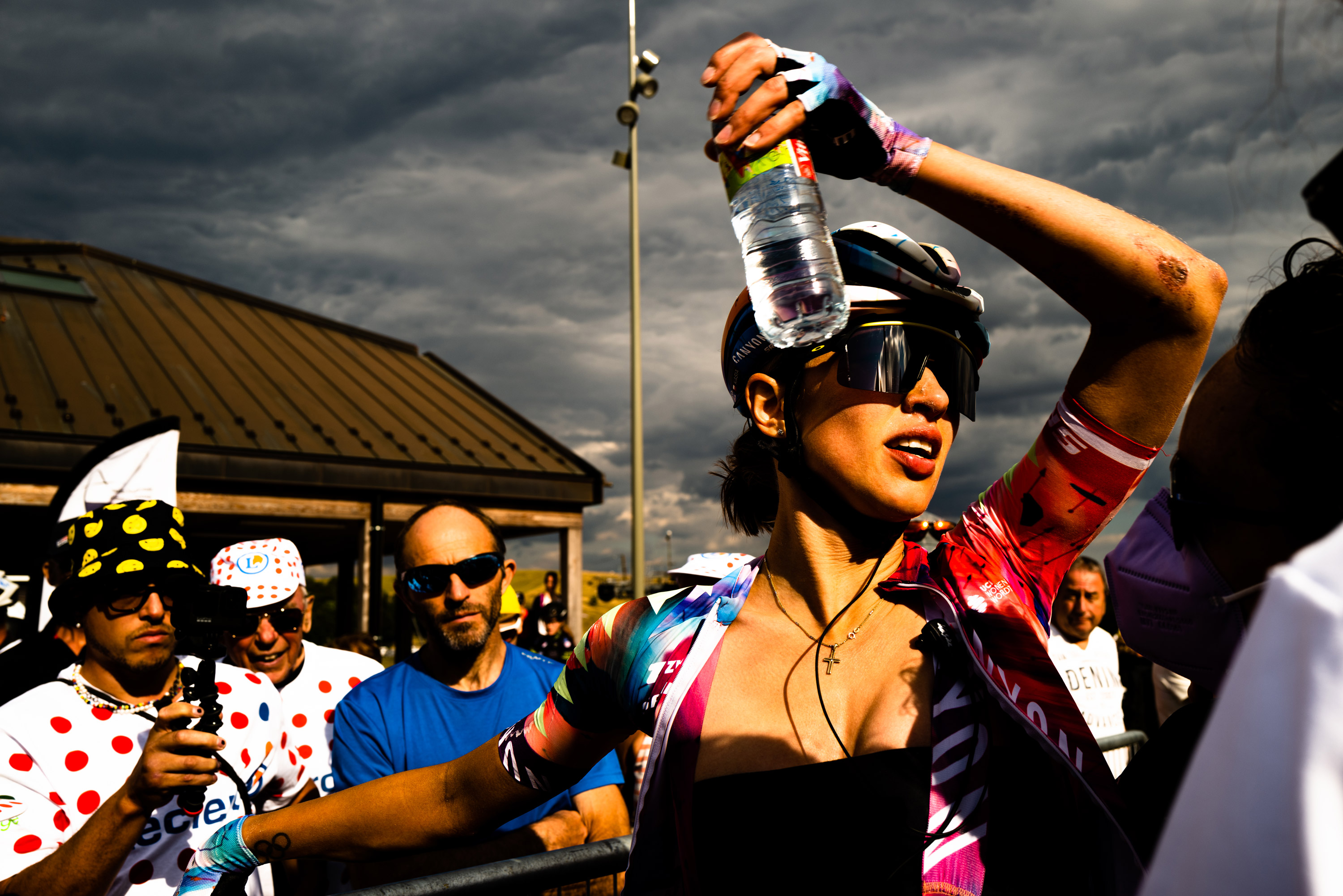 Radfahrerin mit einer Wasserflasche bei der Tour de France der Frauen
