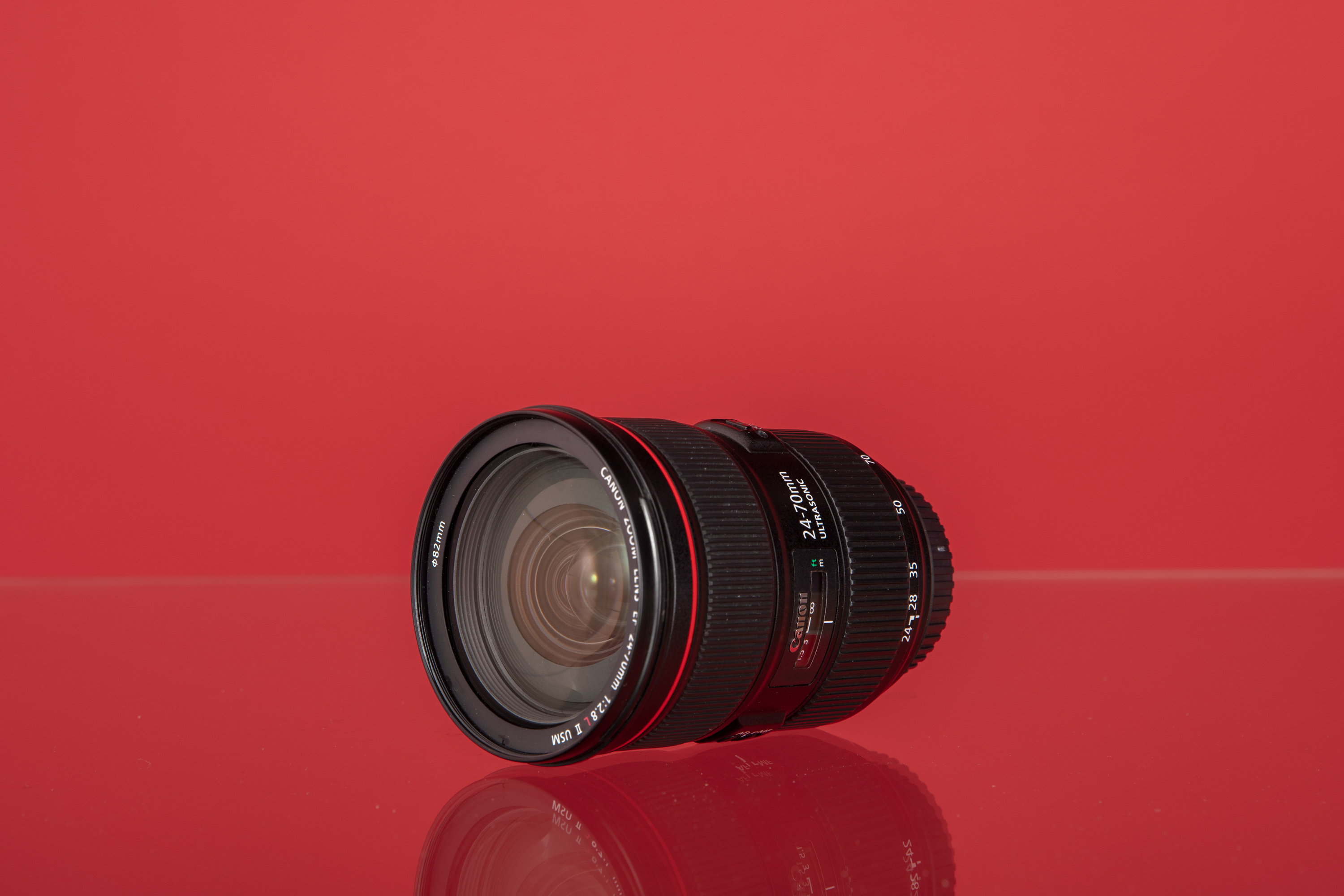 Tweedehands Canon EF 24-70mm f/2.8 L USM van MPB tegen een rode achtergrond