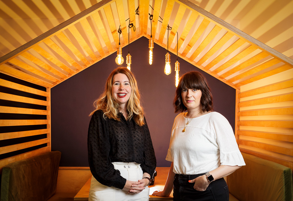 Foto de Sophie Davies-Patrick e Becci Edmondson da MPB em Brighton