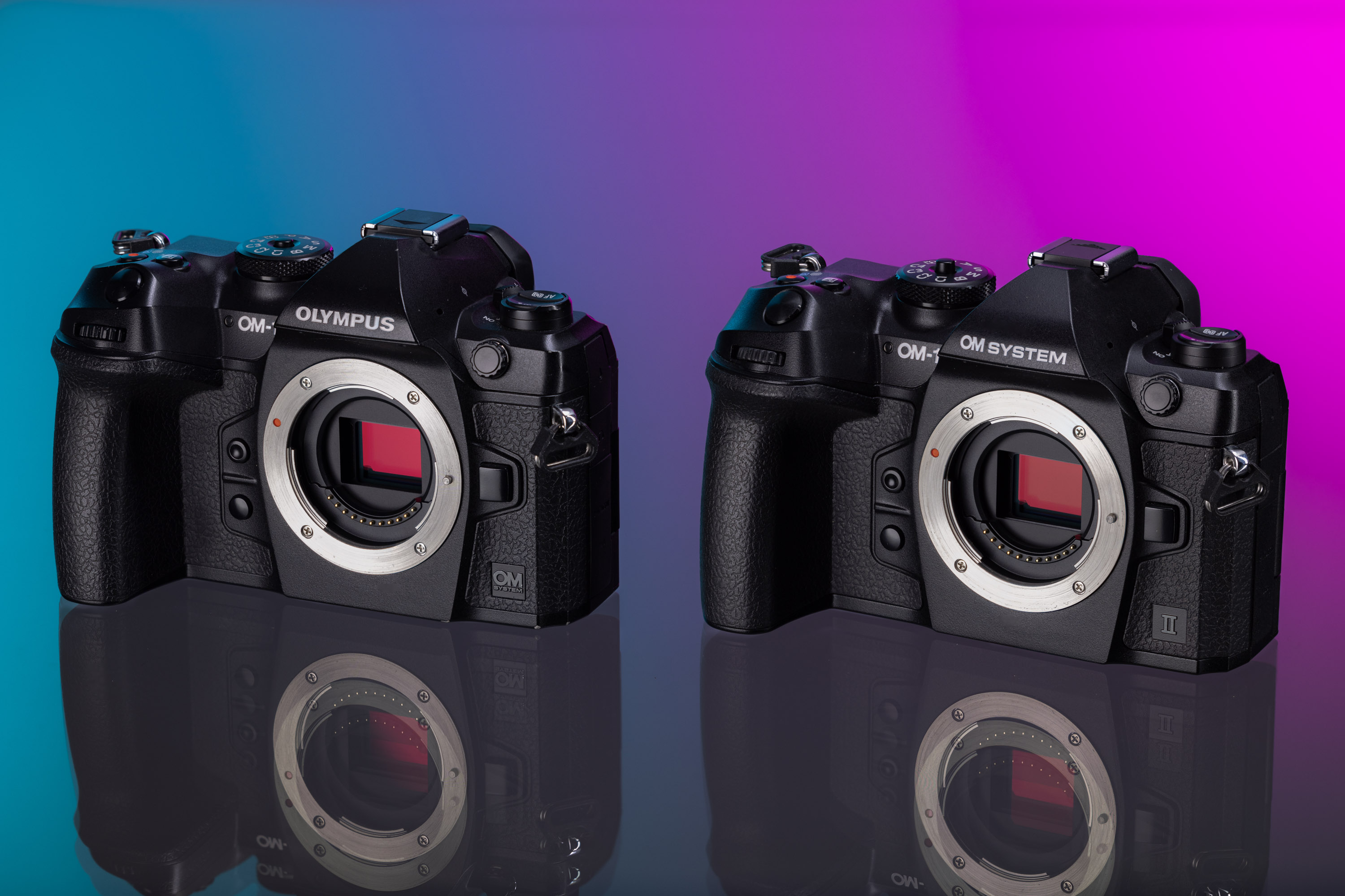Die OM System OM-1 und die OM System OM-1 Mark II Seite an Seite.