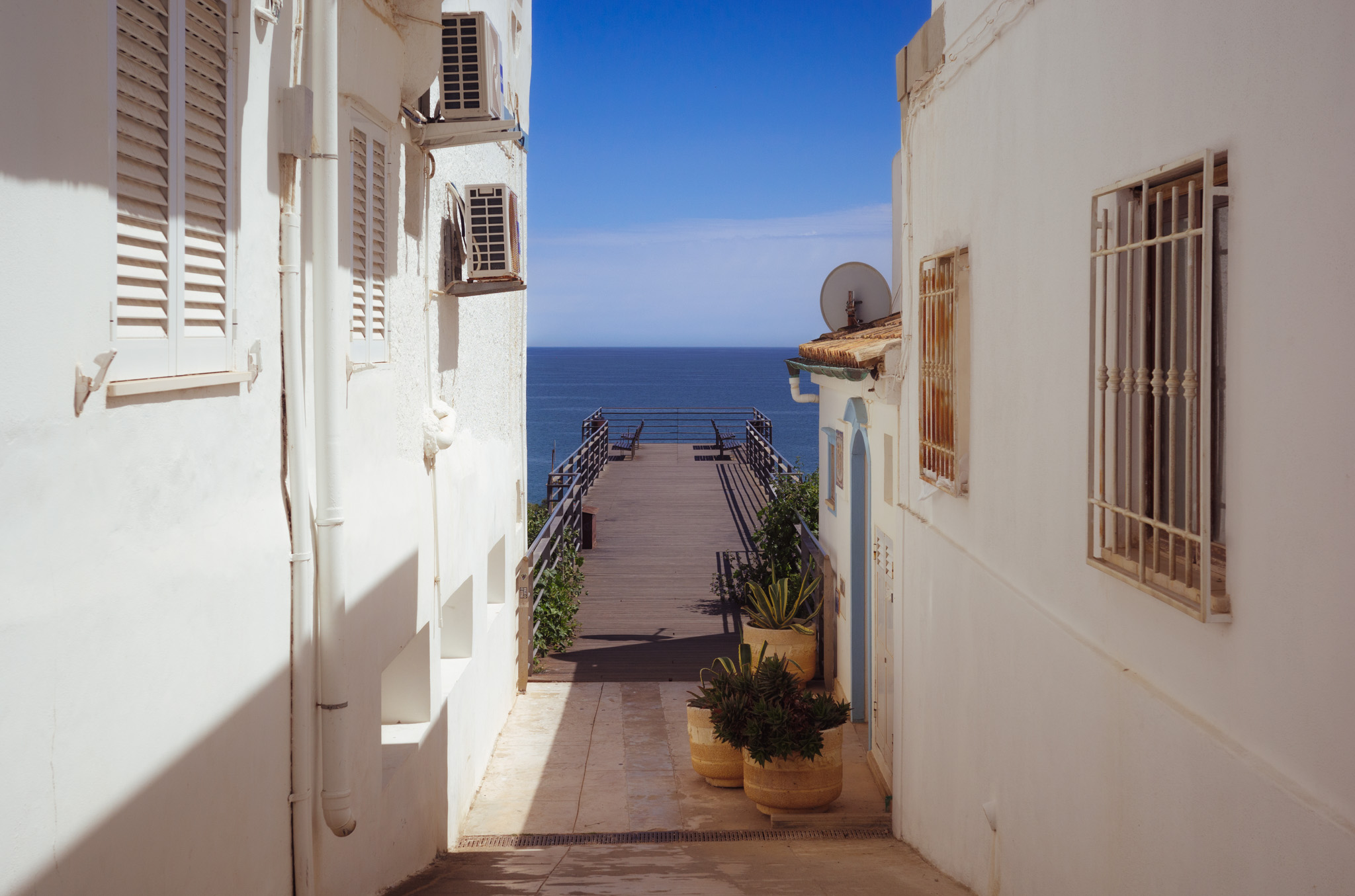 Ein Blick auf einen kleinen Pier im sonnigen Albufeira, Portugal. Von Connor Redmond.