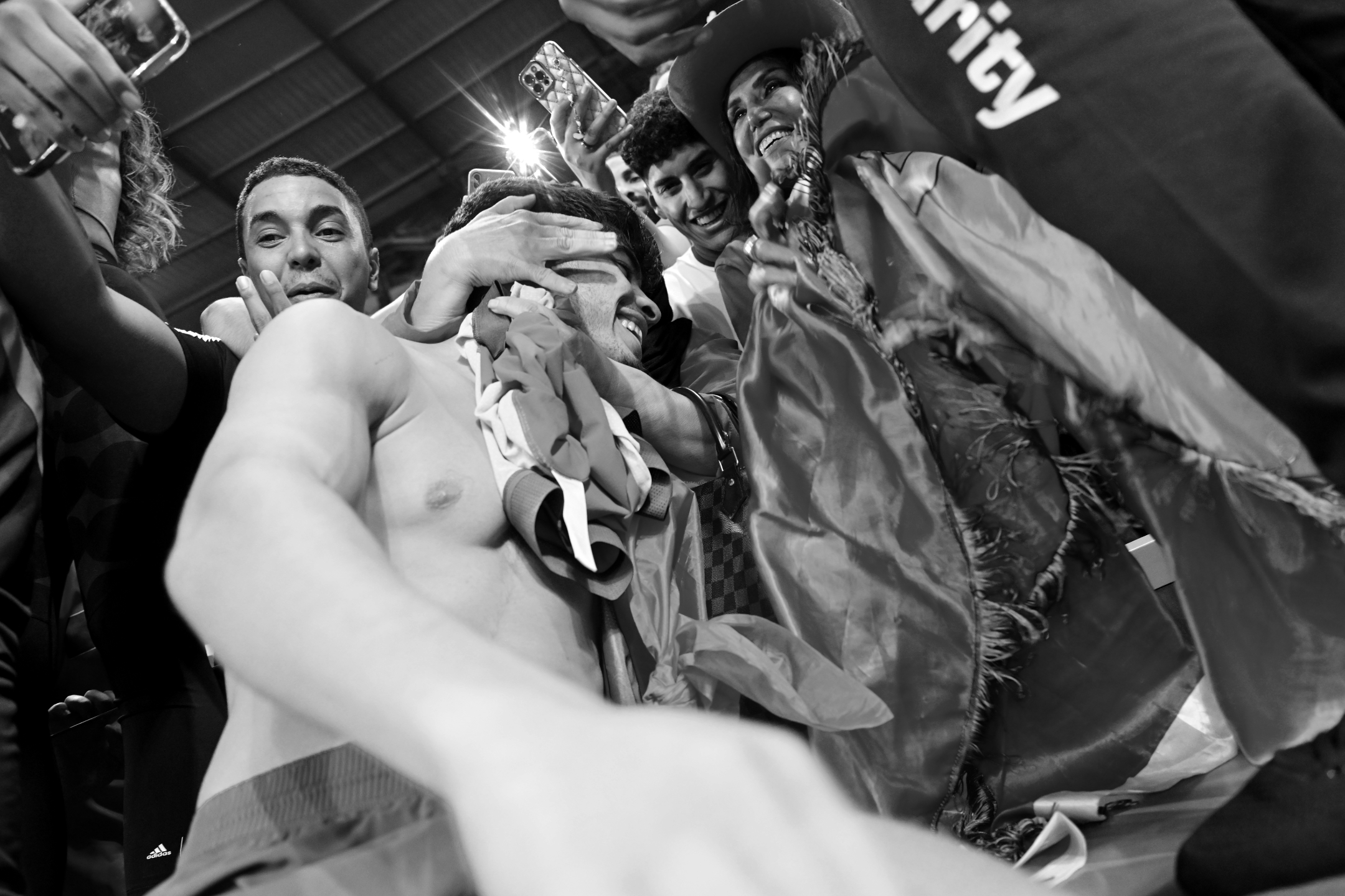 Ein Schwarz-Weiß-Foto von marokkanischen Fans, die ihren Viertelfinalsieg gegen Spanien bei der Fußball-Weltmeisterschaft 2022 feiern, aufgenommen von Ryu Voelkel mit einer Nikon Z9.