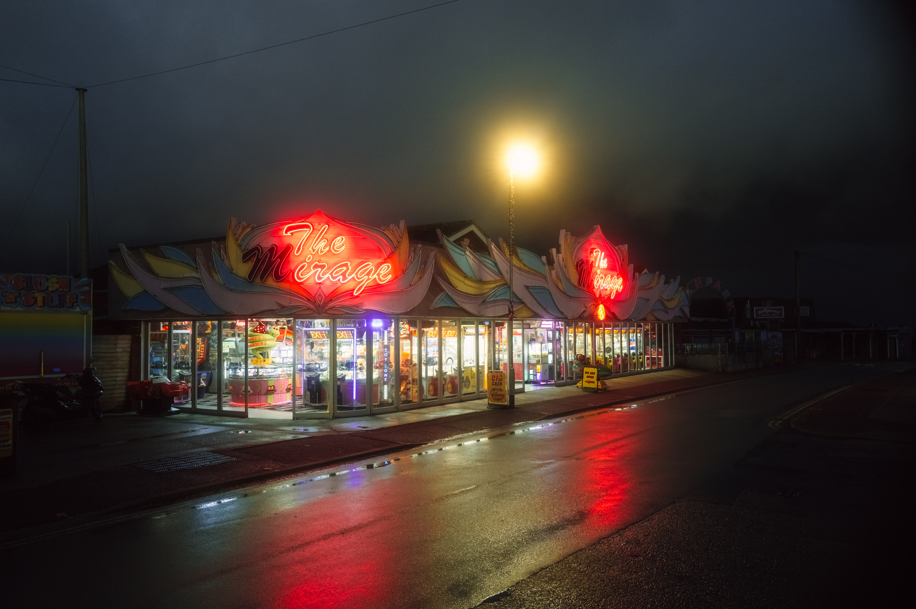 „The Mirage”-Spielhalle in Norfolk bei Nacht und Regen