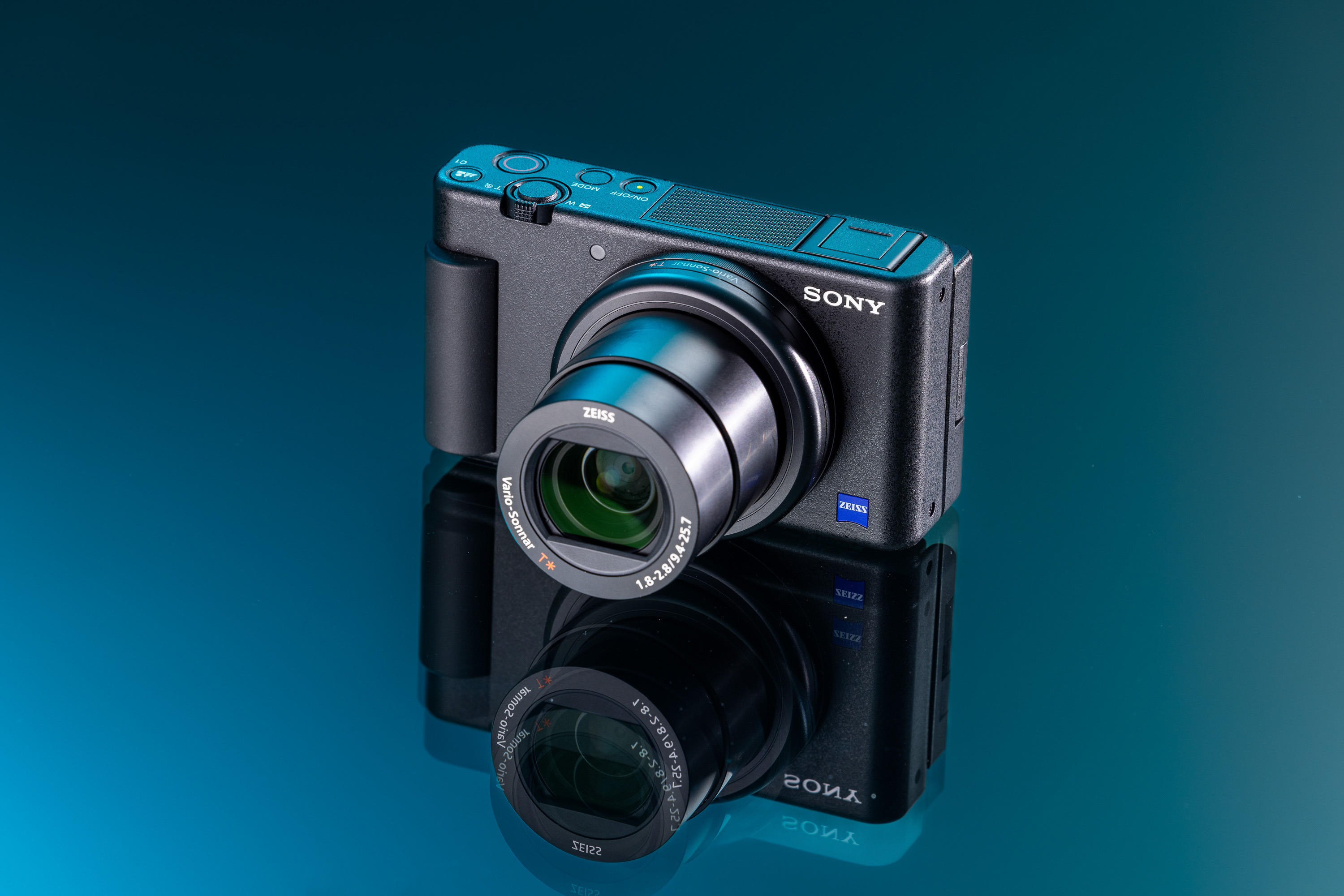 Tweedehands Sony ZV-1 op een zwarte en blauwe achtergrond