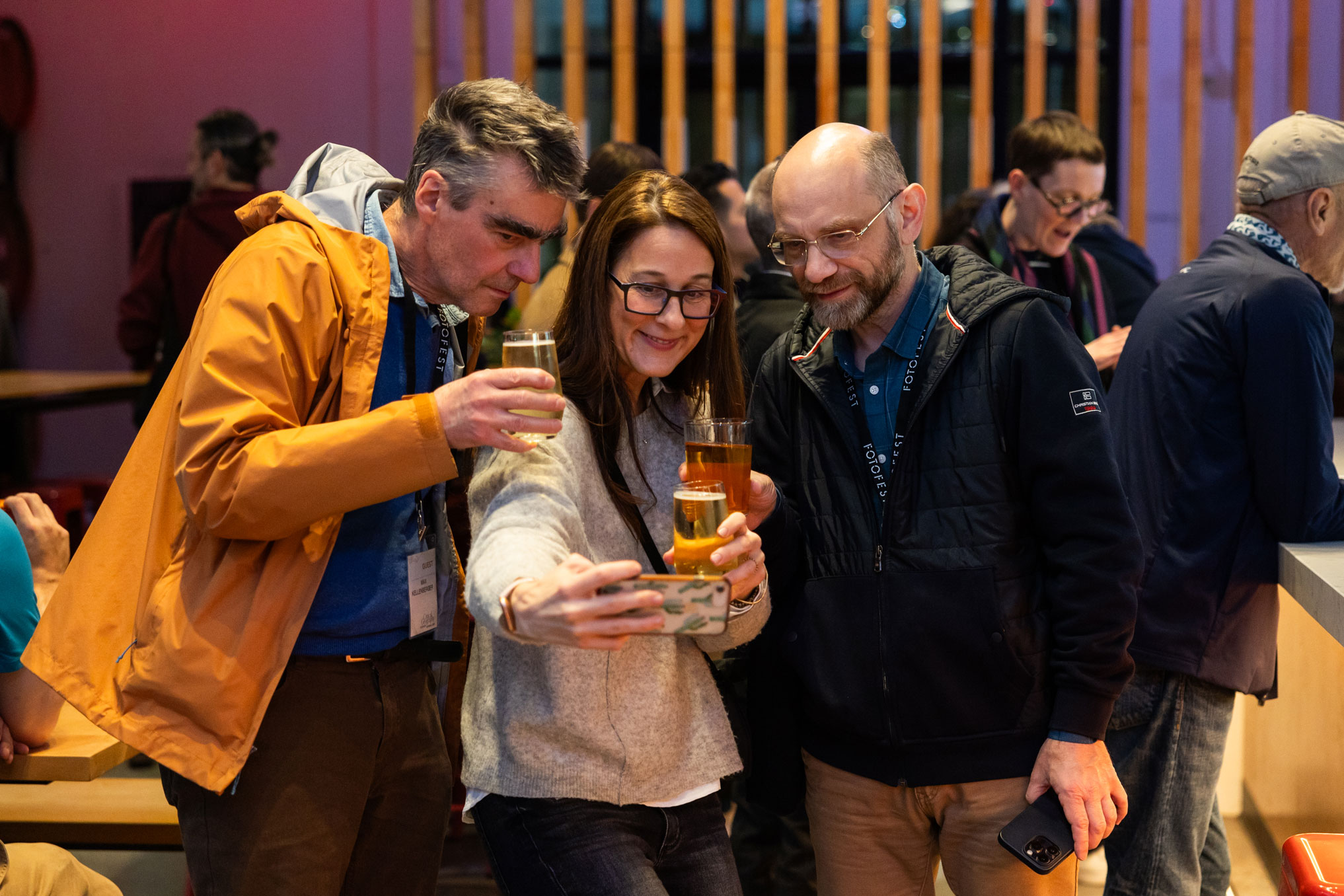 Drie mensen met drank die een selfie nemen
