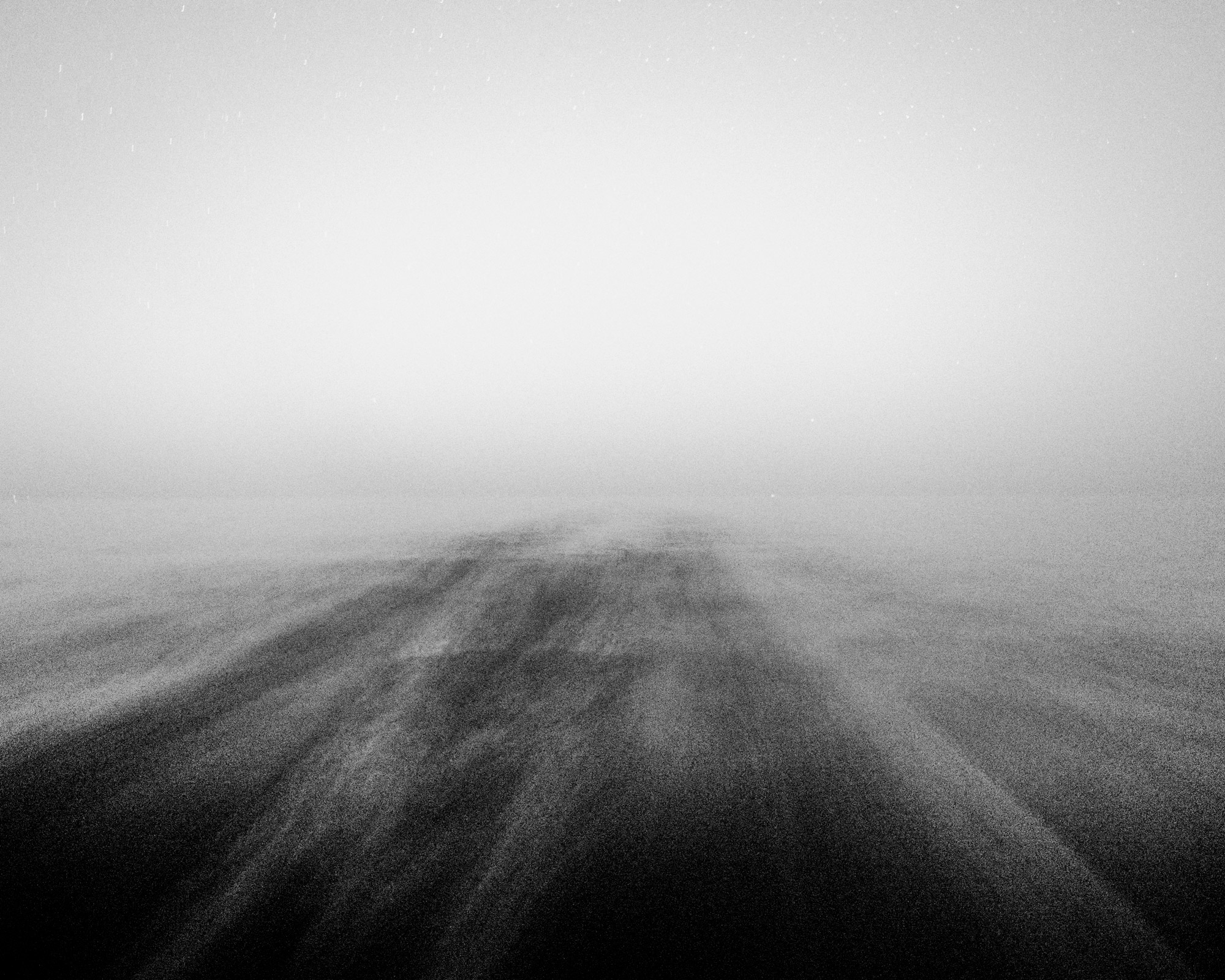 Schwarz-Weiß-Aufnahme vom Mittelmeer im Nebel.