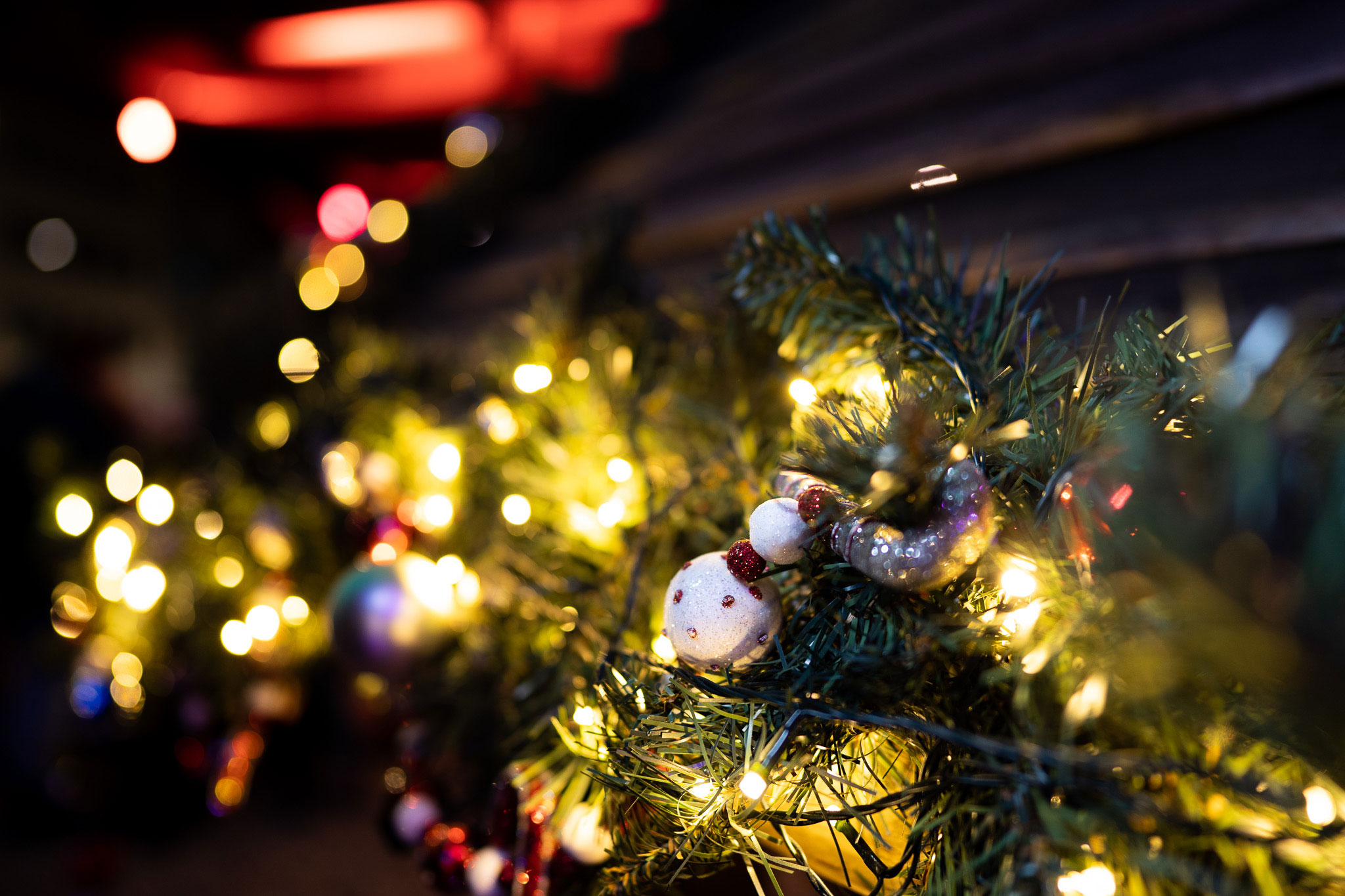 Close-up of fir branches with fairy lights, shot on a Sony Alpha A7C and a Sony FE 24mm f/1.4 GM